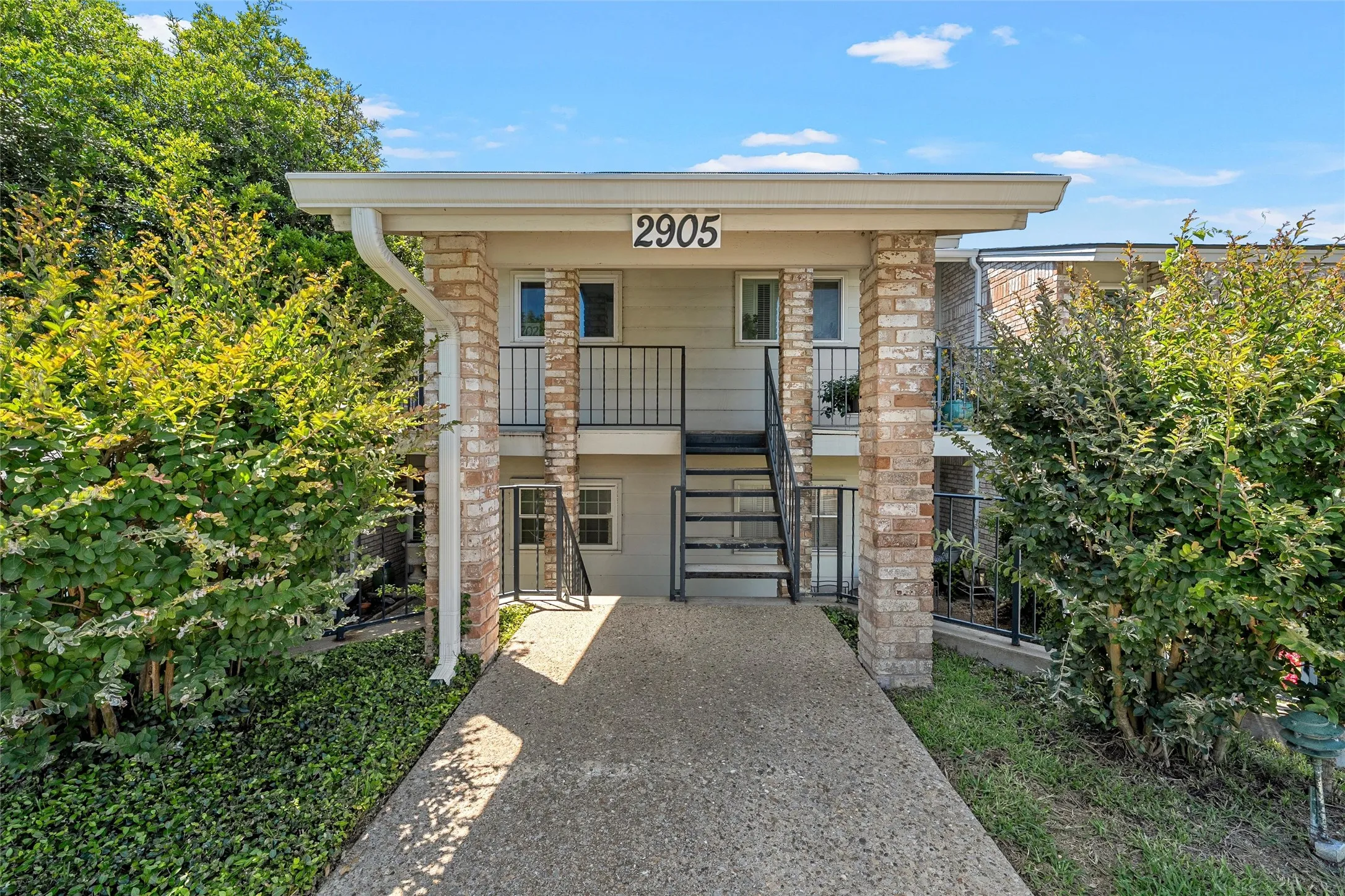 Condominium For Sale in Mc Lennan County , 2905 Lake Shore Drive 203, Waco, Texas 76708, 2 Bedroom, 2 Bathroom, Garage spaces, 1,178 Sqft, built in 1974, mls#21266231, Real Estate Agent in Waco, Homes For Sale in Mc Lennan county, Homes For Sale in Waco, Realtor in Waco Texas, Real Estate Brokerage Independent Realty Texas, Luminita Cordes Realtor