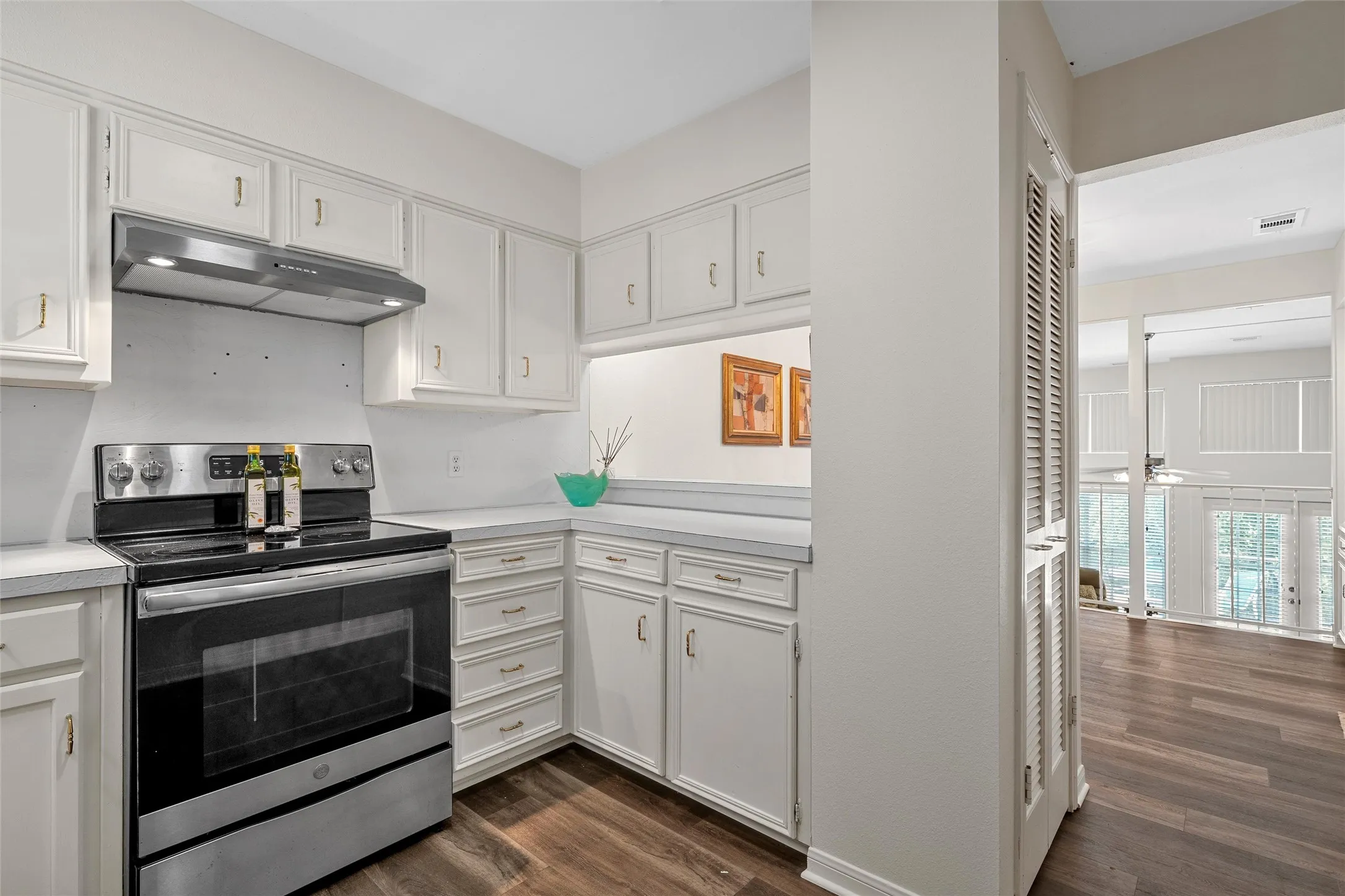 Condominium For Sale in Mc Lennan County , 2905 Lake Shore Drive 203, Waco, Texas 76708, 2 Bedroom, 2 Bathroom, Garage spaces, 1,178 Sqft, built in 1974, mls#21266231, Real Estate Agent in Waco, Homes For Sale in Mc Lennan county, Homes For Sale in Waco, Realtor in Waco Texas, Real Estate Brokerage Independent Realty Texas, Luminita Cordes Realtor