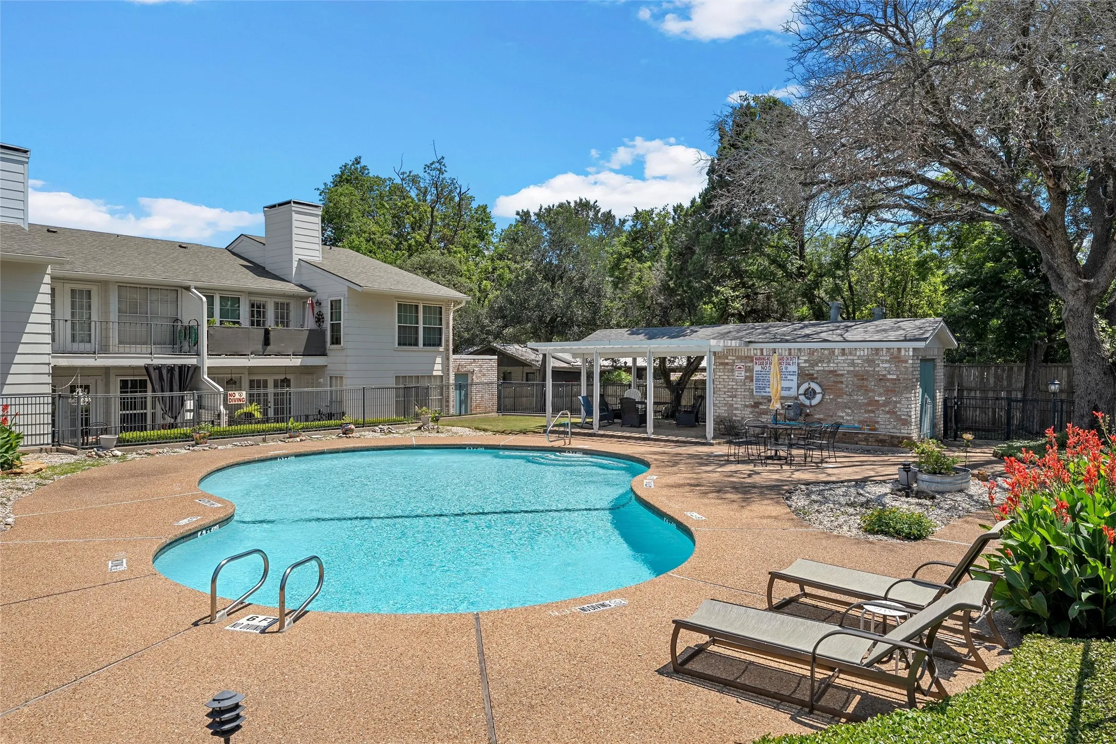 Condominium For Sale in Mc Lennan County , 2905 Lake Shore Drive 203, Waco, Texas 76708, 2 Bedroom, 2 Bathroom, Garage spaces, 1,178 Sqft, built in 1974, mls#21266231, Real Estate Agent in Waco, Homes For Sale in Mc Lennan county, Homes For Sale in Waco, Realtor in Waco Texas, Real Estate Brokerage Independent Realty Texas, Luminita Cordes Realtor