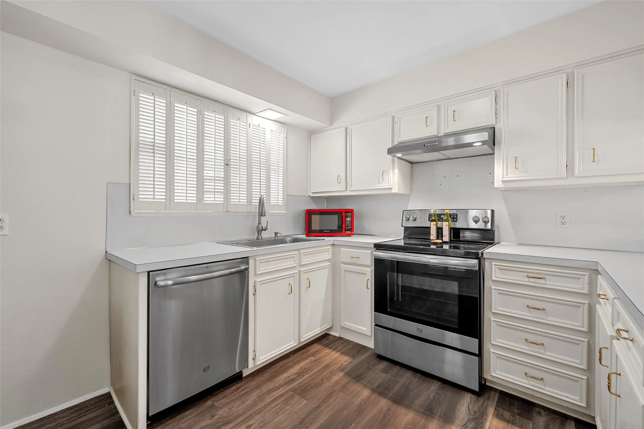 Condominium For Sale in Mc Lennan County , 2905 Lake Shore Drive 203, Waco, Texas 76708, 2 Bedroom, 2 Bathroom, Garage spaces, 1,178 Sqft, built in 1974, mls#21266231, Real Estate Agent in Waco, Homes For Sale in Mc Lennan county, Homes For Sale in Waco, Realtor in Waco Texas, Real Estate Brokerage Independent Realty Texas, Luminita Cordes Realtor