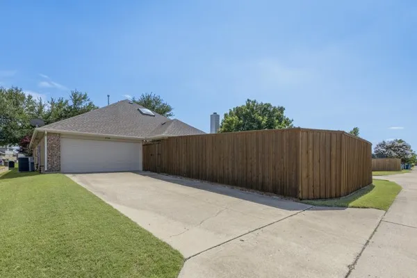 Single Family Residence For Sale in Rockwall County , 2540 Wagonwheel Drive, Rockwall, Texas 75032, 4 Bedroom, 2 Bathroom, 2 Garage spaces, 2,179 Sqft, built in 2001, mls#21278261, Real Estate Agent in Rockwall, Homes For Sale in Rockwall county, Homes For Sale in Rockwall, Realtor in Rockwall Texas, Real Estate Brokerage Independent Realty Texas, Luminita Cordes Realtor