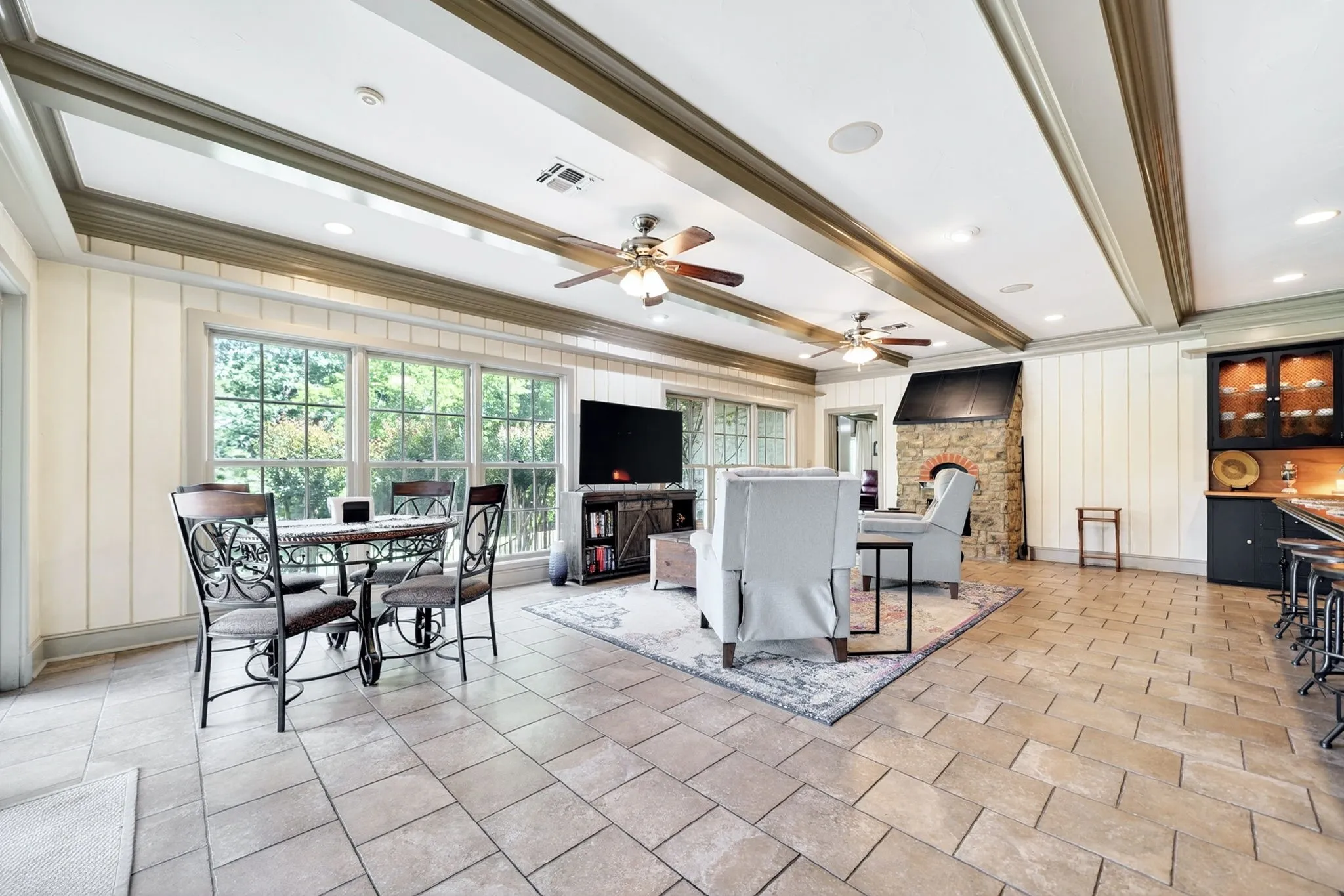 Single Family Residence For Sale in Henderson County , 1901 Rose Point, Athens, Texas 75752, 4 Bedroom, 4 Bathroom, 3 Garage spaces, 5,920 Sqft, built in 2006, mls#21256244, Real Estate Agent in Athens, Homes For Sale in Henderson county, Homes For Sale in Athens, Realtor in Athens Texas, Real Estate Brokerage Independent Realty Texas, Luminita Cordes Realtor