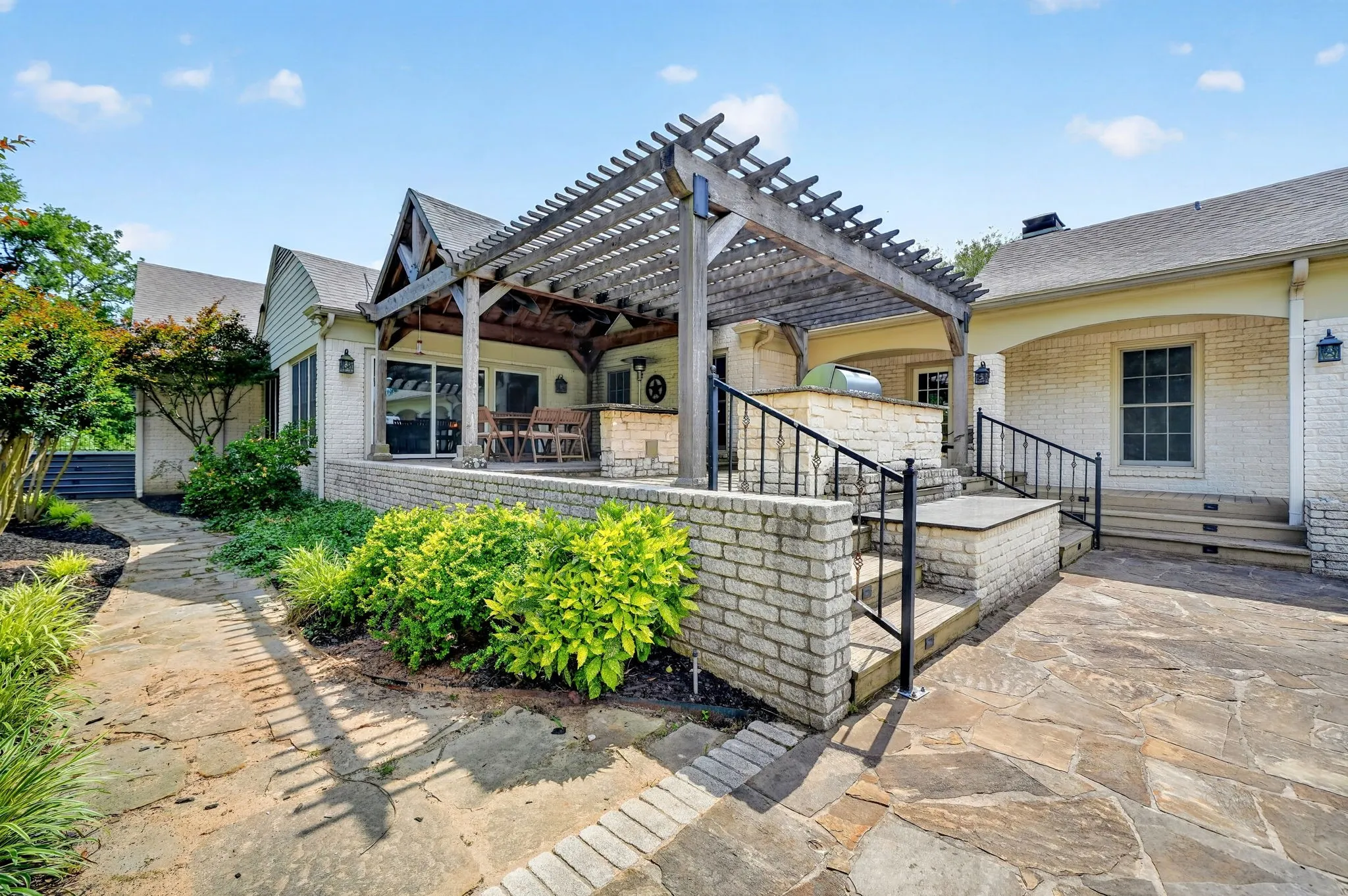 Single Family Residence For Sale in Henderson County , 1901 Rose Point, Athens, Texas 75752, 4 Bedroom, 4 Bathroom, 3 Garage spaces, 5,920 Sqft, built in 2006, mls#21256244, Real Estate Agent in Athens, Homes For Sale in Henderson county, Homes For Sale in Athens, Realtor in Athens Texas, Real Estate Brokerage Independent Realty Texas, Luminita Cordes Realtor