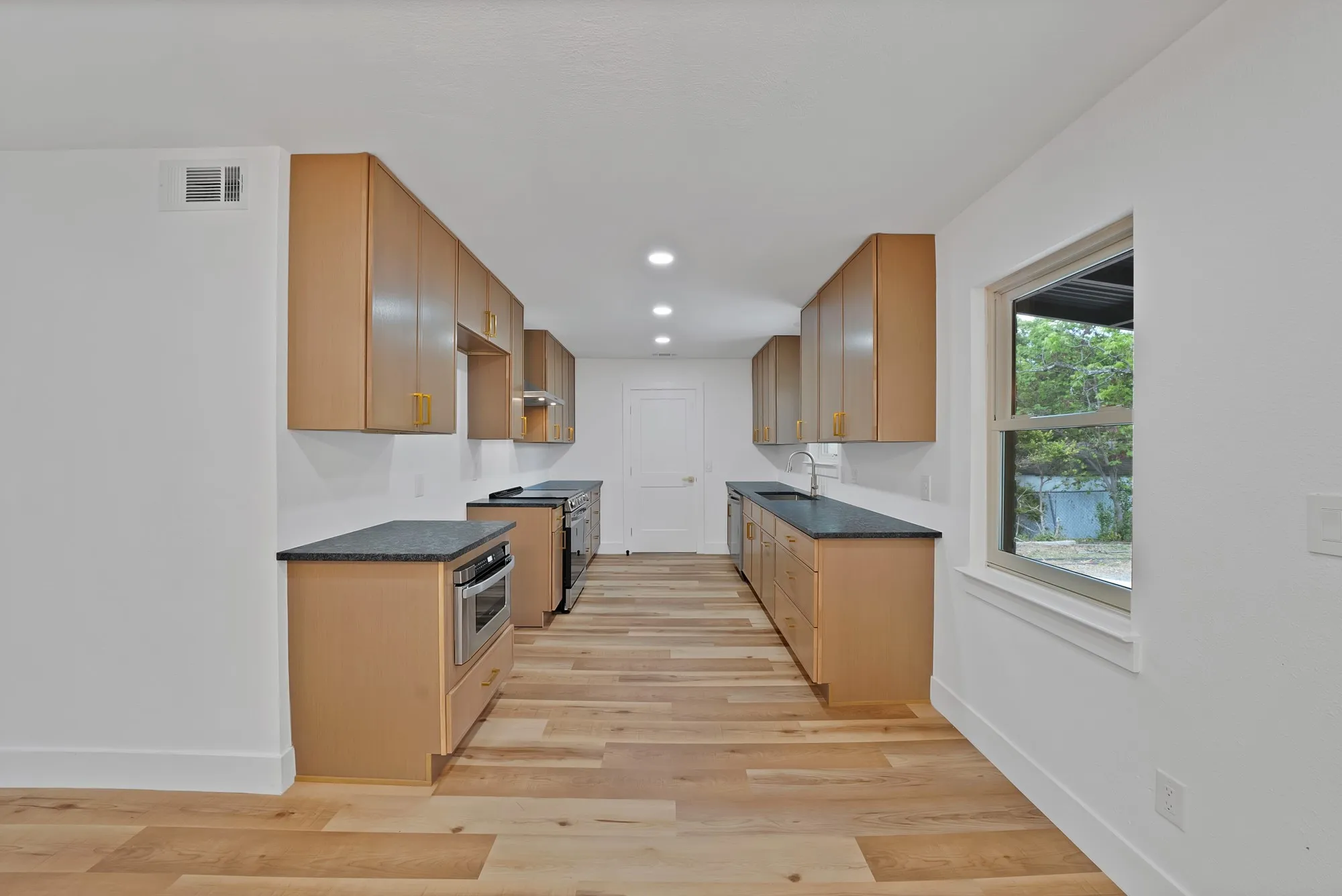 Single Family Residence For Sale in Tarrant County , 5617 Wharton Drive, Fort Worth, Texas 76133, 4 Bedroom, 2 Bathroom, 2 Garage spaces, 1,886 Sqft, built in 1959, mls#21277751, Real Estate Agent in Fort Worth, Homes For Sale in Tarrant county, Homes For Sale in Fort Worth, Realtor in Fort Worth Texas, Real Estate Brokerage Independent Realty Texas, Luminita Cordes Realtor