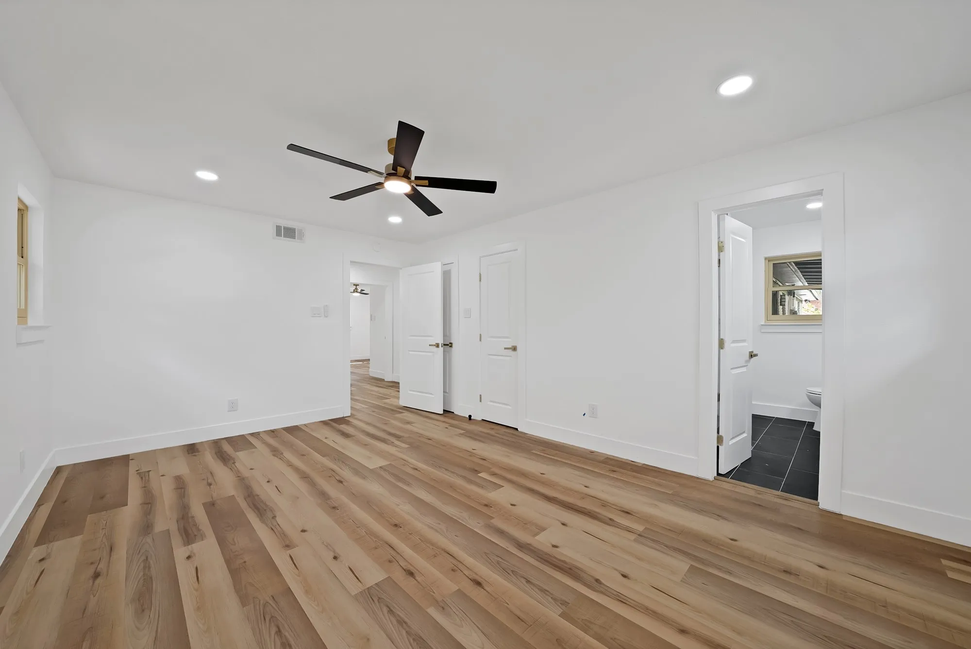 Single Family Residence For Sale in Tarrant County , 5617 Wharton Drive, Fort Worth, Texas 76133, 4 Bedroom, 2 Bathroom, 2 Garage spaces, 1,886 Sqft, built in 1959, mls#21277751, Real Estate Agent in Fort Worth, Homes For Sale in Tarrant county, Homes For Sale in Fort Worth, Realtor in Fort Worth Texas, Real Estate Brokerage Independent Realty Texas, Luminita Cordes Realtor