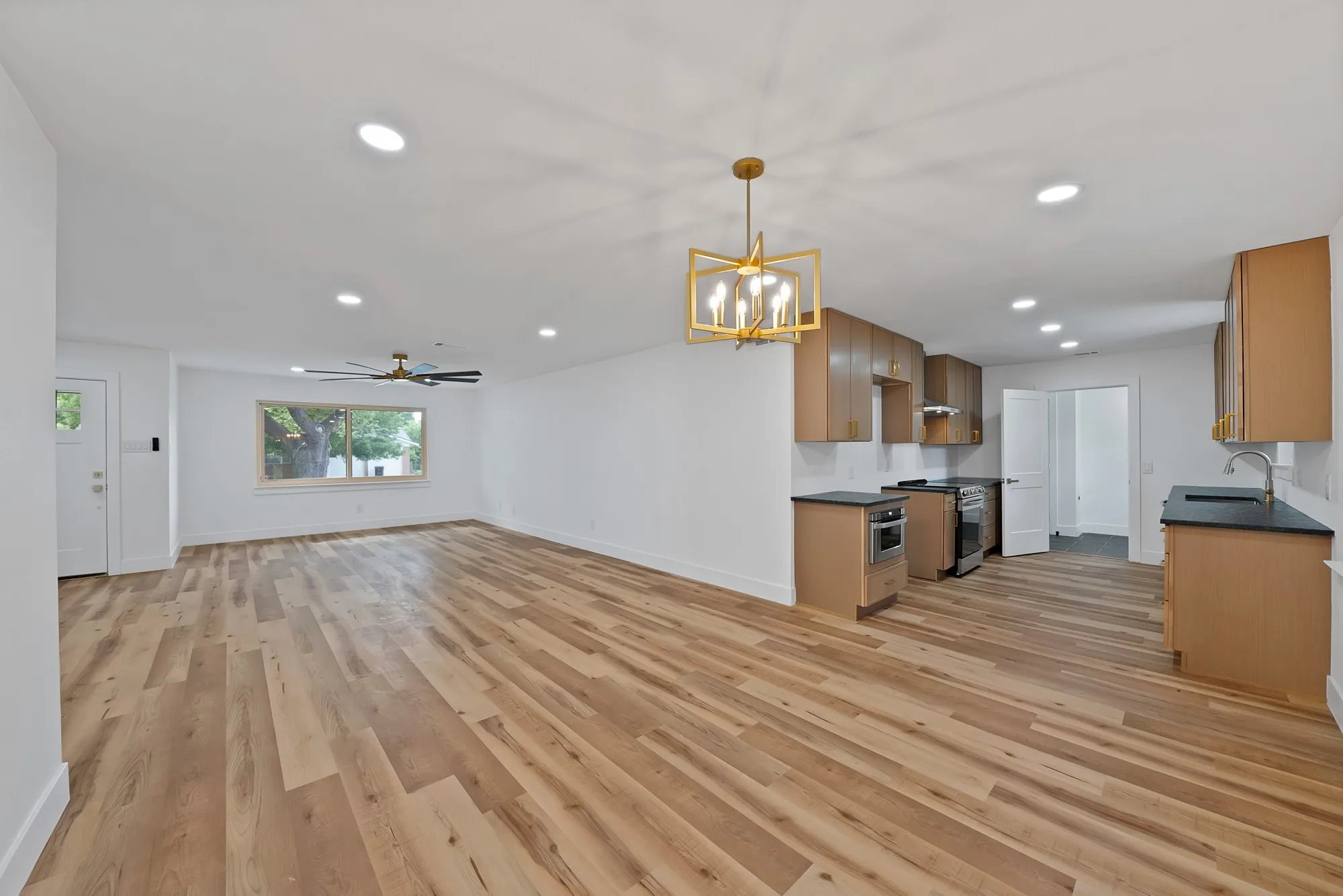 Single Family Residence For Sale in Tarrant County , 5617 Wharton Drive, Fort Worth, Texas 76133, 4 Bedroom, 2 Bathroom, 2 Garage spaces, 1,886 Sqft, built in 1959, mls#21277751, Real Estate Agent in Fort Worth, Homes For Sale in Tarrant county, Homes For Sale in Fort Worth, Realtor in Fort Worth Texas, Real Estate Brokerage Independent Realty Texas, Luminita Cordes Realtor