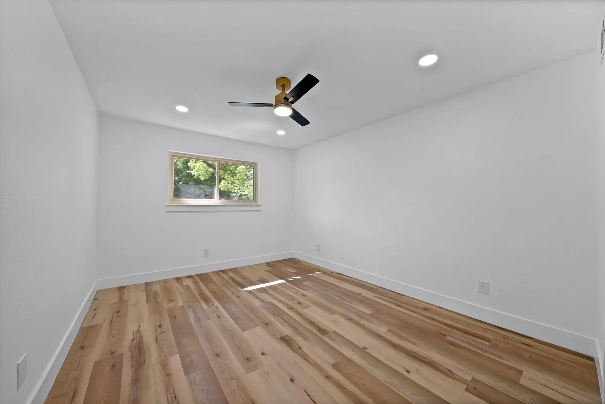 Single Family Residence For Sale in Tarrant County , 5617 Wharton Drive, Fort Worth, Texas 76133, 4 Bedroom, 2 Bathroom, 2 Garage spaces, 1,886 Sqft, built in 1959, mls#21277751, Real Estate Agent in Fort Worth, Homes For Sale in Tarrant county, Homes For Sale in Fort Worth, Realtor in Fort Worth Texas, Real Estate Brokerage Independent Realty Texas, Luminita Cordes Realtor