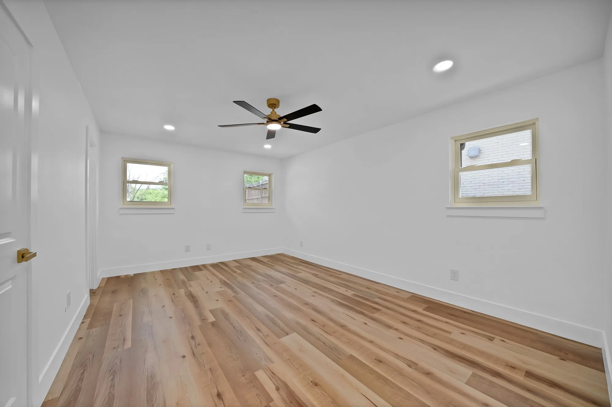 Single Family Residence For Sale in Tarrant County , 5617 Wharton Drive, Fort Worth, Texas 76133, 4 Bedroom, 2 Bathroom, 2 Garage spaces, 1,886 Sqft, built in 1959, mls#21277751, Real Estate Agent in Fort Worth, Homes For Sale in Tarrant county, Homes For Sale in Fort Worth, Realtor in Fort Worth Texas, Real Estate Brokerage Independent Realty Texas, Luminita Cordes Realtor