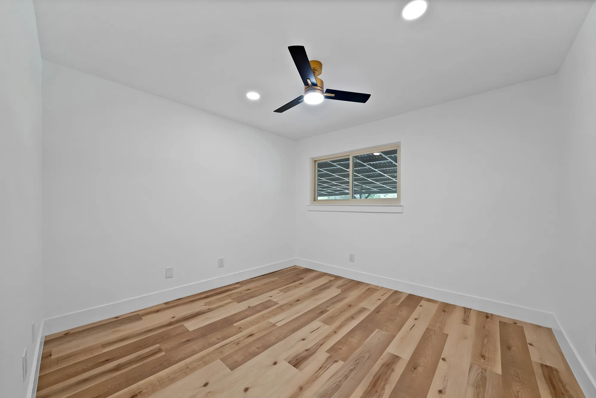 Single Family Residence For Sale in Tarrant County , 5617 Wharton Drive, Fort Worth, Texas 76133, 4 Bedroom, 2 Bathroom, 2 Garage spaces, 1,886 Sqft, built in 1959, mls#21277751, Real Estate Agent in Fort Worth, Homes For Sale in Tarrant county, Homes For Sale in Fort Worth, Realtor in Fort Worth Texas, Real Estate Brokerage Independent Realty Texas, Luminita Cordes Realtor
