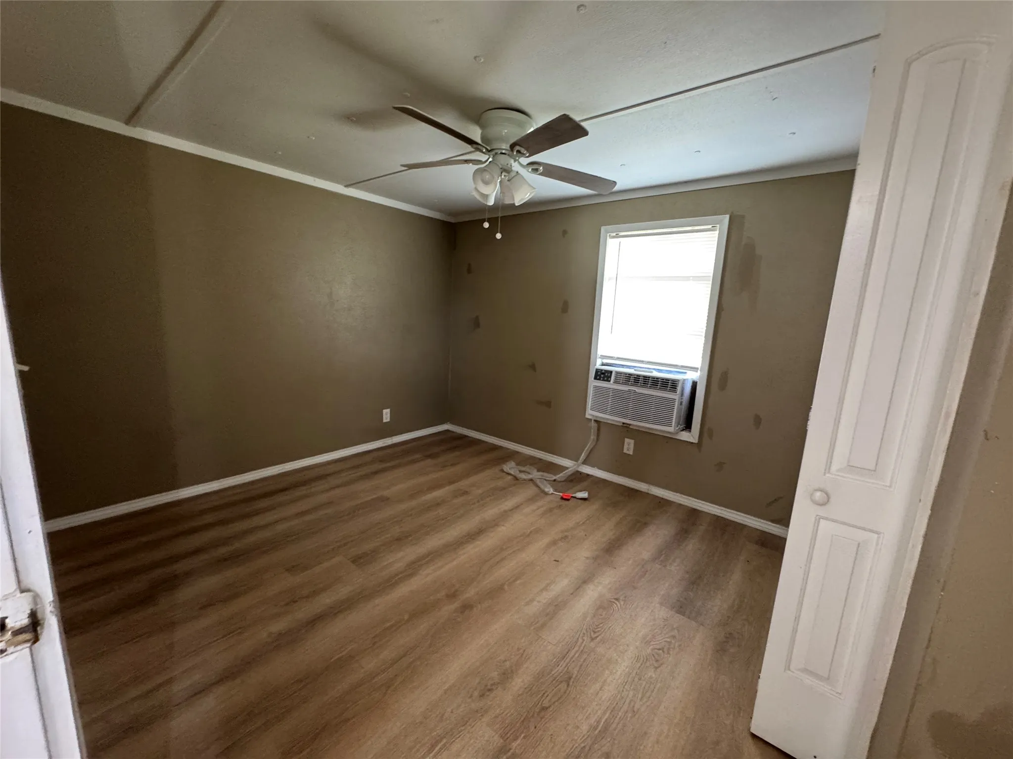 Mobile Home For Rent in Hopkins County , 204 W Tarrant Street, Cumby, Texas 75433, 2 Bedroom, 2 Bathroom, Garage spaces, 924 Sqft, built in 1982, mls#21276300, Real Estate Agent in Cumby, Homes For Rent in Hopkins county, Homes For Rent in Cumby, Realtor in Cumby Texas, Real Estate Brokerage Independent Realty Texas, Luminita Cordes Realtor