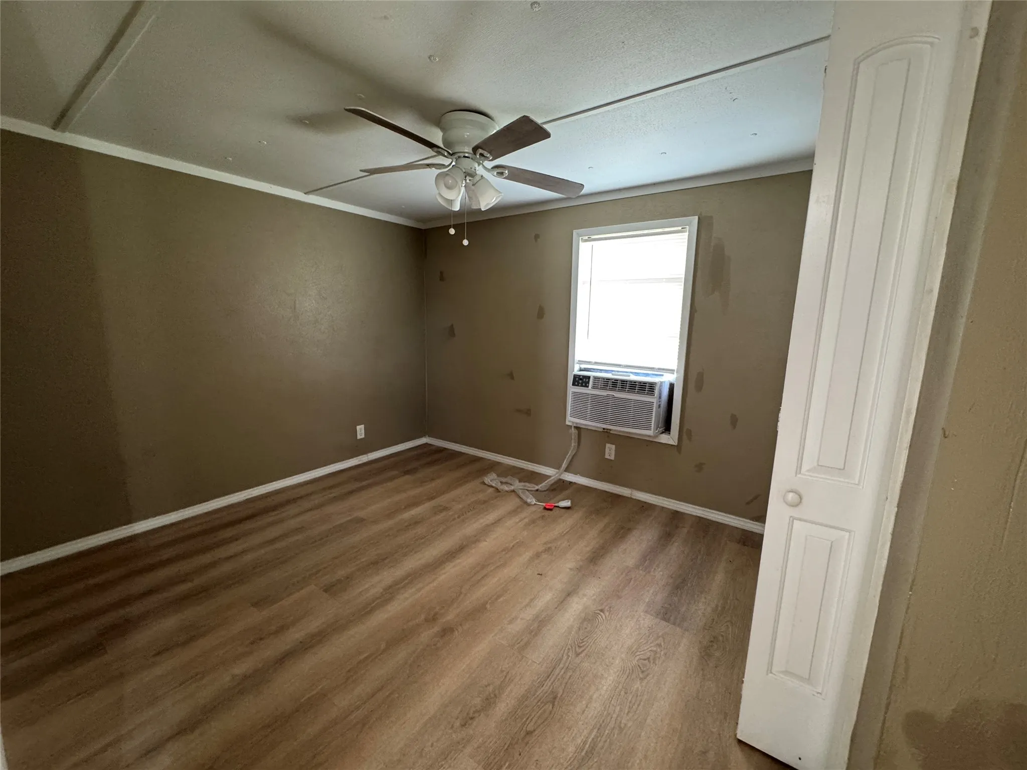 Mobile Home For Rent in Hopkins County , 204 W Tarrant Street, Cumby, Texas 75433, 2 Bedroom, 2 Bathroom, Garage spaces, 924 Sqft, built in 1982, mls#21276300, Real Estate Agent in Cumby, Homes For Rent in Hopkins county, Homes For Rent in Cumby, Realtor in Cumby Texas, Real Estate Brokerage Independent Realty Texas, Luminita Cordes Realtor