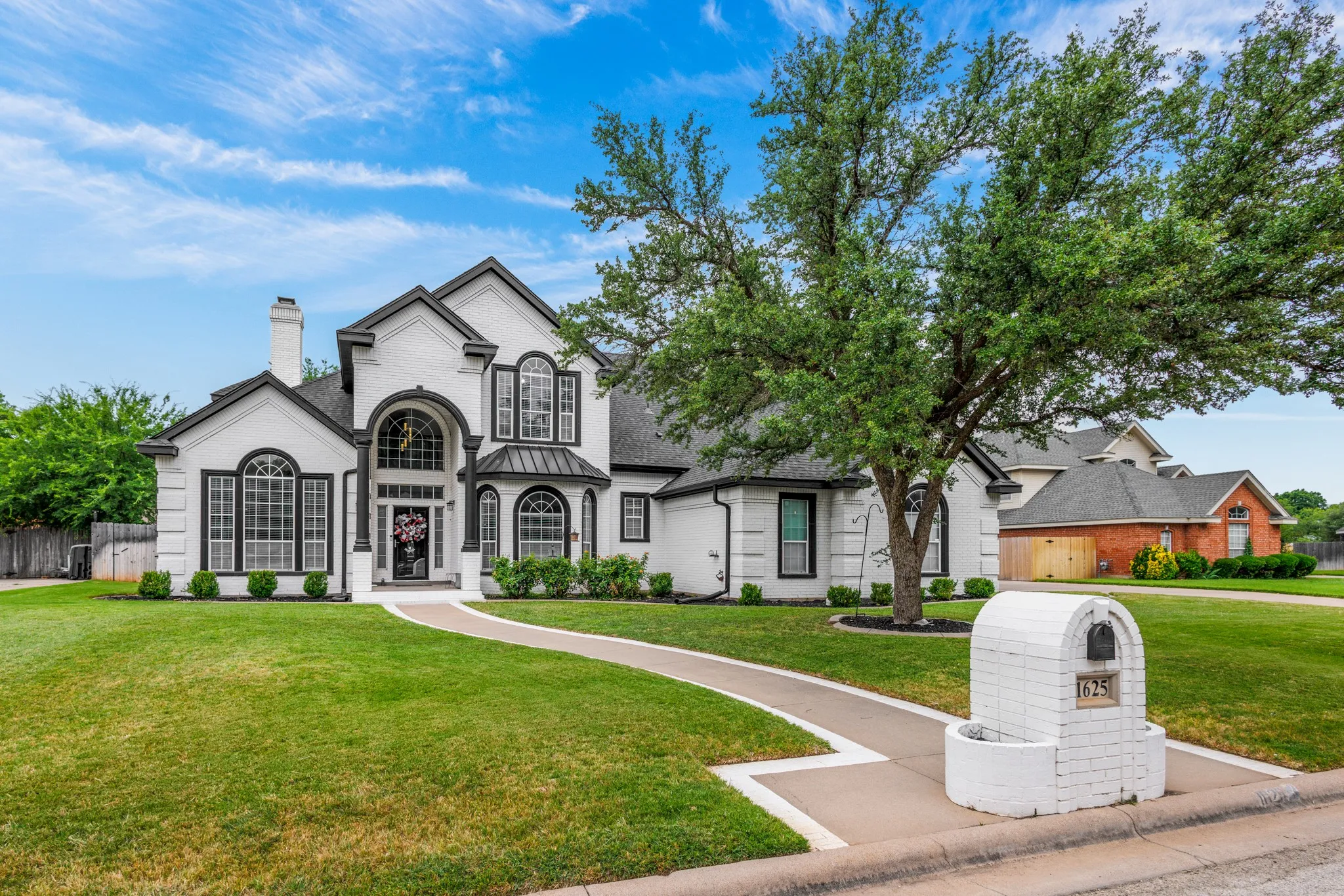 Single Family Residence For Sale in Taylor County , 1625 Lakeshore Drive, Abilene, Texas 79602, 5 Bedrooms, 4 Bathrooms, 3 Garage spaces, 3,640 Sqft, built in 1998, Price $550,000, mls#21276289, Real Estate Agent in Abilene, Homes For Sale in Taylor county, Homes For Sale in Abilene, Realtor in Abilene Texas, Real Estate Brokerage Independent Realty Texas, Luminita Cordes Realtor