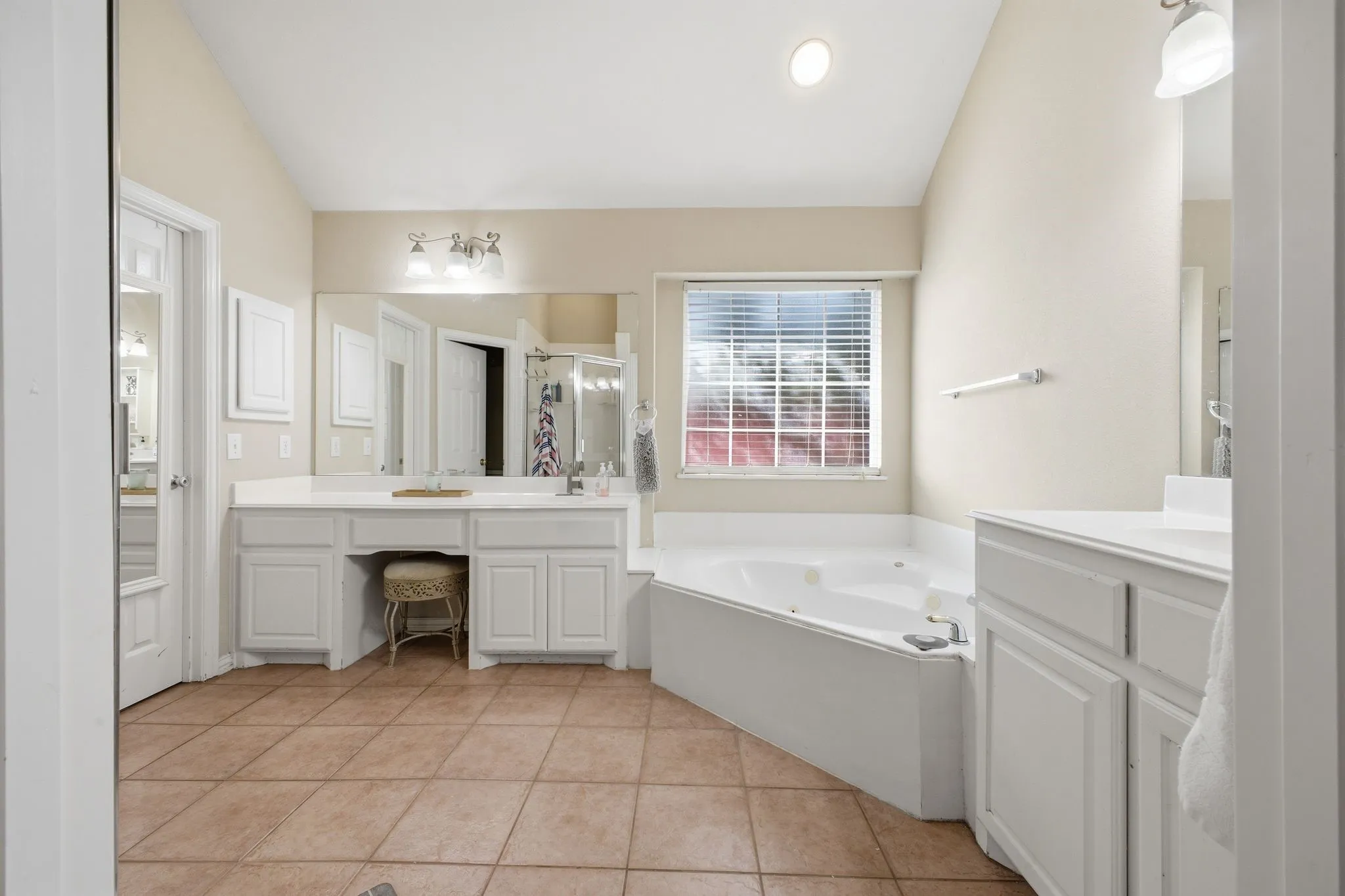 Single Family Residence For Sale in Denton County , 1605 Hawkins Court, Carrollton, Texas 75010, 4 Bedroom, 3 Bathroom, 2 Garage spaces, 2,705 Sqft, built in 2000, mls#21275510, Real Estate Agent in Carrollton, Homes For Sale in Denton county, Homes For Sale in Carrollton, Realtor in Carrollton Texas, Real Estate Brokerage Independent Realty Texas, Luminita Cordes Realtor