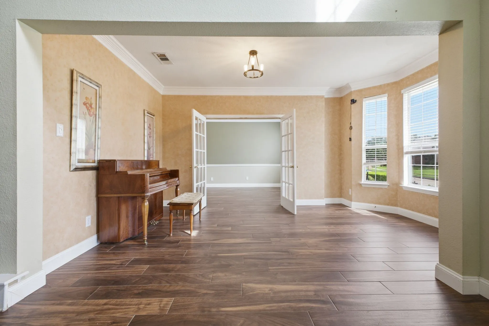 Single Family Residence For Sale in Denton County , 1605 Hawkins Court, Carrollton, Texas 75010, 4 Bedroom, 3 Bathroom, 2 Garage spaces, 2,705 Sqft, built in 2000, mls#21275510, Real Estate Agent in Carrollton, Homes For Sale in Denton county, Homes For Sale in Carrollton, Realtor in Carrollton Texas, Real Estate Brokerage Independent Realty Texas, Luminita Cordes Realtor