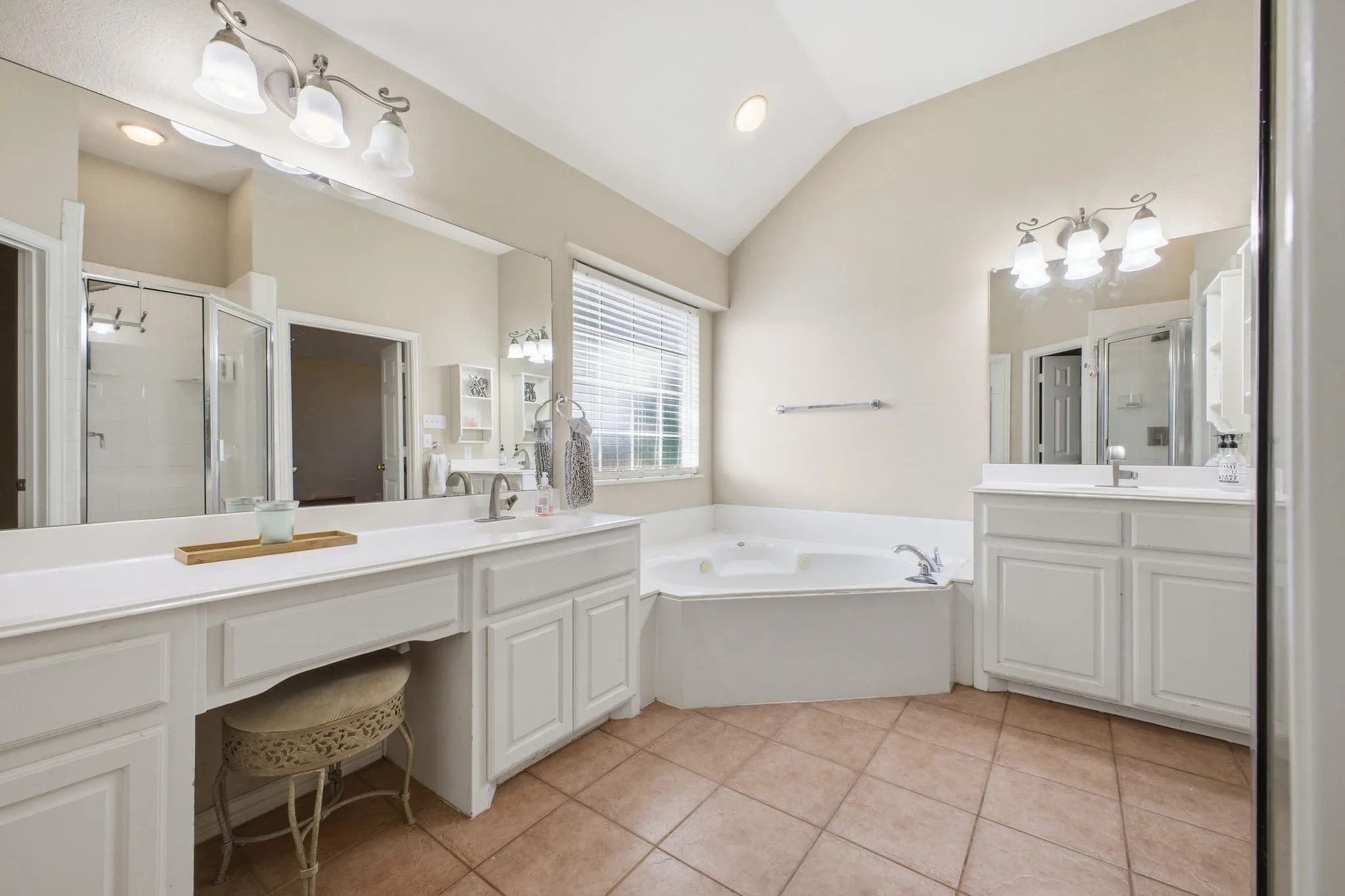 Single Family Residence For Sale in Denton County , 1605 Hawkins Court, Carrollton, Texas 75010, 4 Bedroom, 3 Bathroom, 2 Garage spaces, 2,705 Sqft, built in 2000, mls#21275510, Real Estate Agent in Carrollton, Homes For Sale in Denton county, Homes For Sale in Carrollton, Realtor in Carrollton Texas, Real Estate Brokerage Independent Realty Texas, Luminita Cordes Realtor