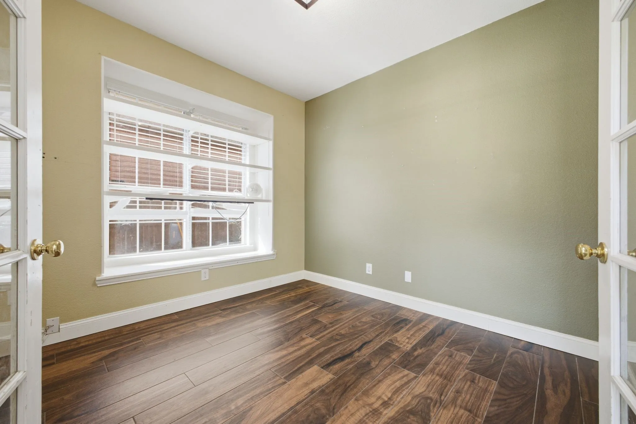 Single Family Residence For Sale in Denton County , 1605 Hawkins Court, Carrollton, Texas 75010, 4 Bedroom, 3 Bathroom, 2 Garage spaces, 2,705 Sqft, built in 2000, mls#21275510, Real Estate Agent in Carrollton, Homes For Sale in Denton county, Homes For Sale in Carrollton, Realtor in Carrollton Texas, Real Estate Brokerage Independent Realty Texas, Luminita Cordes Realtor