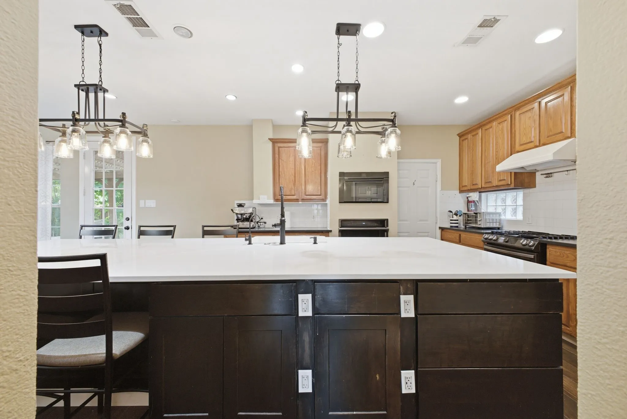 Single Family Residence For Sale in Denton County , 1605 Hawkins Court, Carrollton, Texas 75010, 4 Bedroom, 3 Bathroom, 2 Garage spaces, 2,705 Sqft, built in 2000, mls#21275510, Real Estate Agent in Carrollton, Homes For Sale in Denton county, Homes For Sale in Carrollton, Realtor in Carrollton Texas, Real Estate Brokerage Independent Realty Texas, Luminita Cordes Realtor
