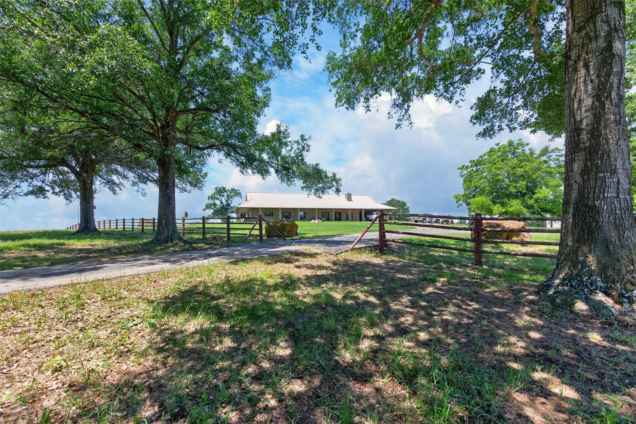 Single Family Residence For Sale in Anderson County , 1053 ACR 499, Athens, Texas 75751, 3 Bedroom, 2 Bathroom, 1 Garage spaces, 2,442 Sqft, built in 2003, mls#21277165, Real Estate Agent in Athens, Homes For Sale in Anderson county, Homes For Sale in Athens, Realtor in Athens Texas, Real Estate Brokerage Independent Realty Texas, Luminita Cordes Realtor