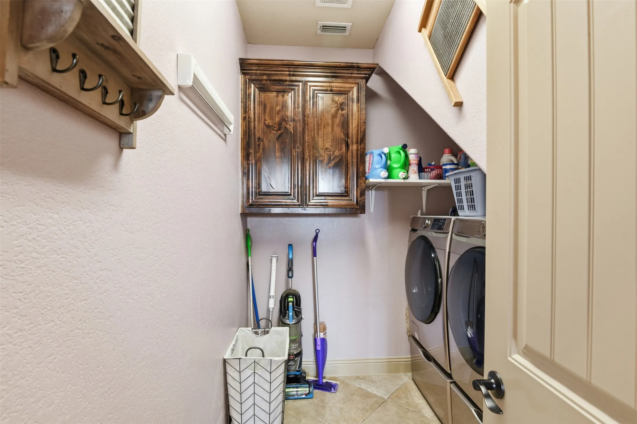 Single Family Residence For Sale in Rockwall County , 572 Louder Way, Fate, Texas 75087, 4 Bedroom, 3 Bathroom, 2 Garage spaces, 2,809 Sqft, built in 2011, mls#21273358, Real Estate Agent in Fate, Homes For Sale in Rockwall county, Homes For Sale in Fate, Realtor in Fate Texas, Real Estate Brokerage Independent Realty Texas, Luminita Cordes Realtor