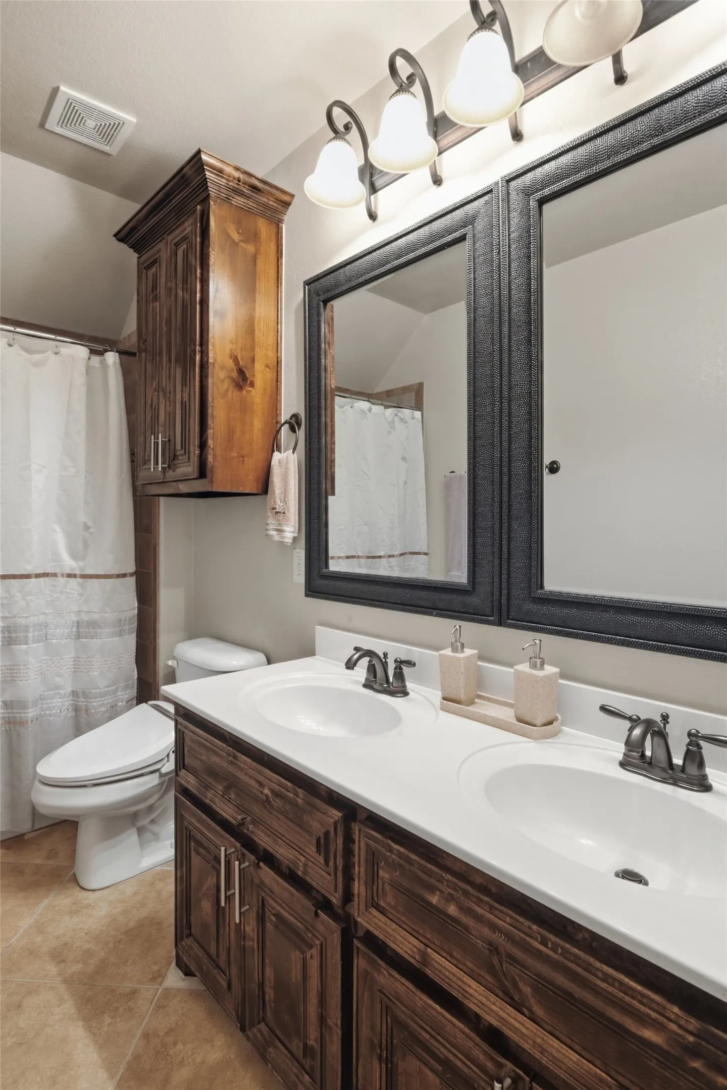 Single Family Residence For Sale in Rockwall County , 572 Louder Way, Fate, Texas 75087, 4 Bedroom, 3 Bathroom, 2 Garage spaces, 2,809 Sqft, built in 2011, mls#21273358, Real Estate Agent in Fate, Homes For Sale in Rockwall county, Homes For Sale in Fate, Realtor in Fate Texas, Real Estate Brokerage Independent Realty Texas, Luminita Cordes Realtor