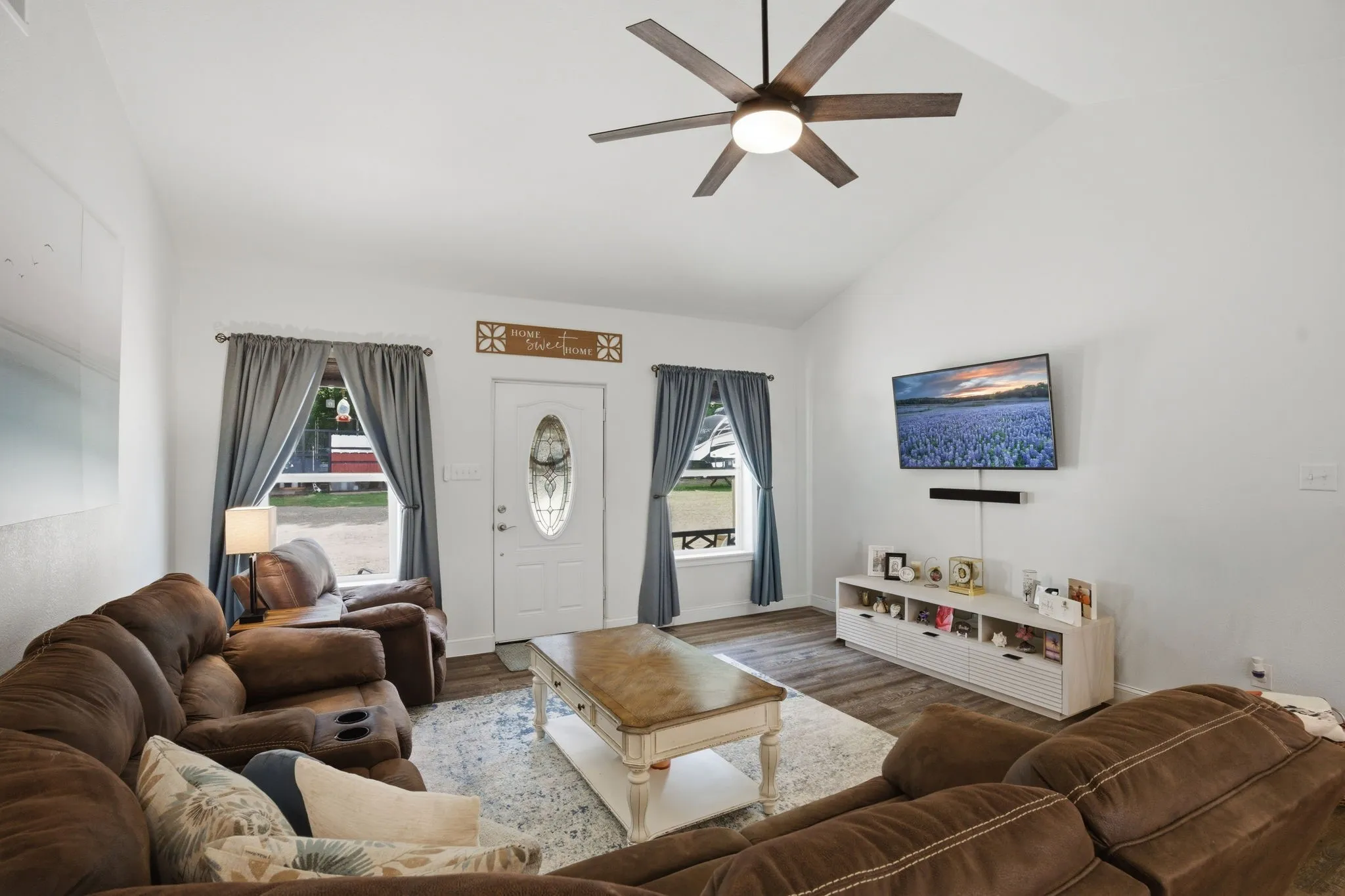 Living space (16X16) with vaulted ceiling