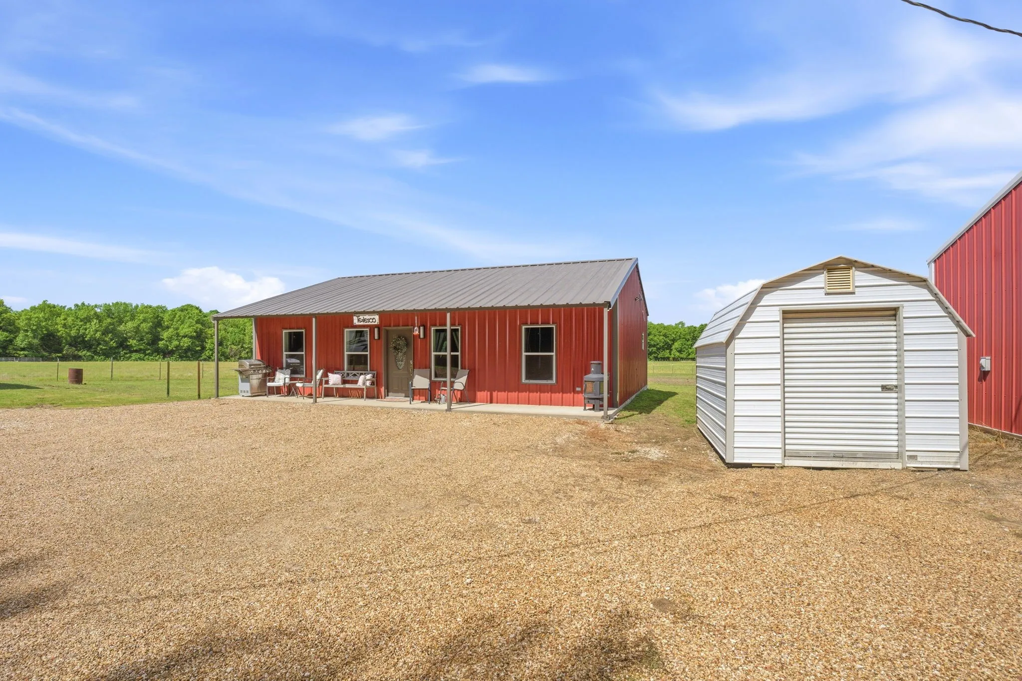 1200 sqft 2bed/2bath guest house
Built in 2023. Small storage shed.