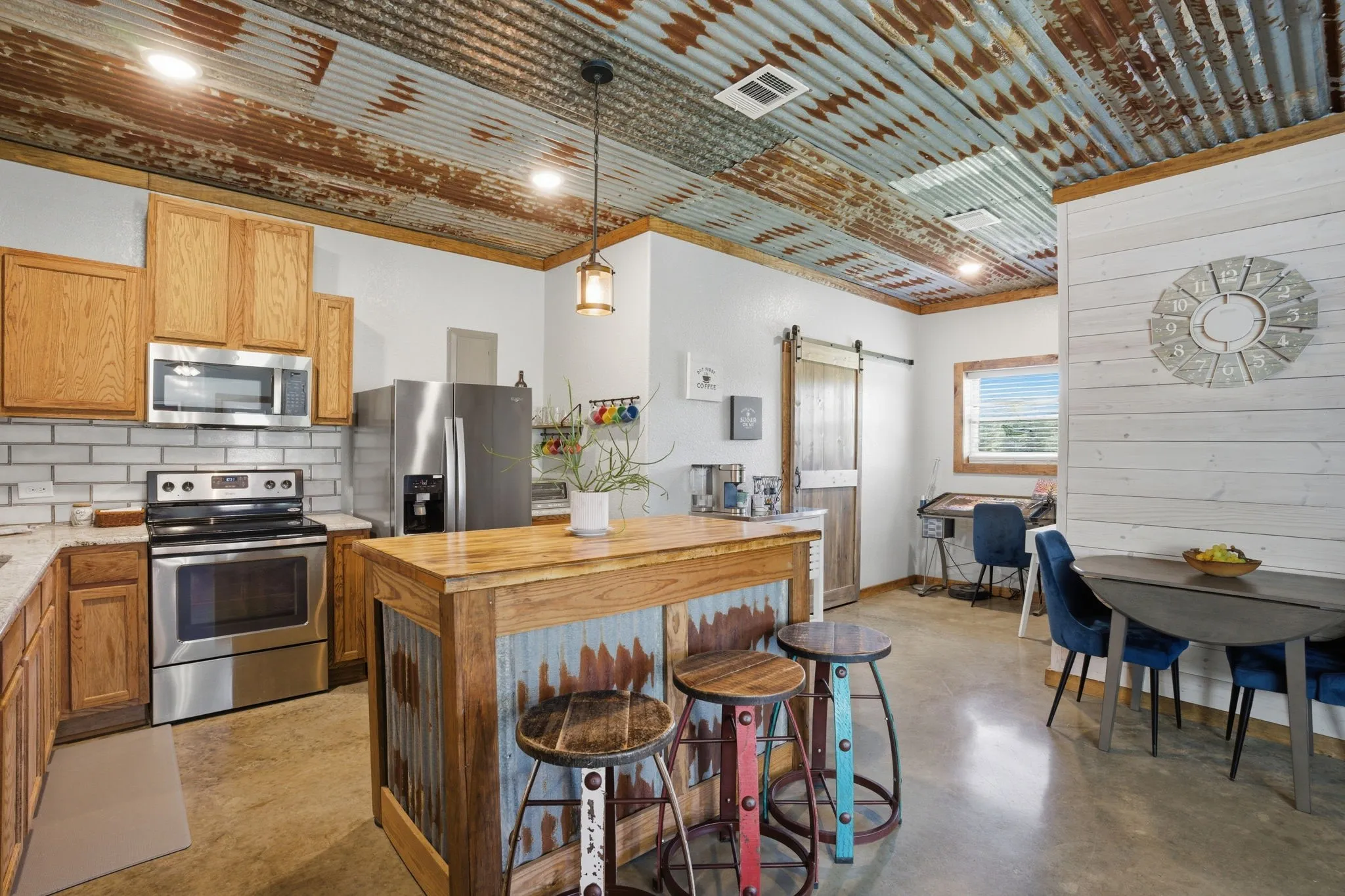 Granite countertops, built in microwave and countertop dishwasher. Everything you need to be comfortable!