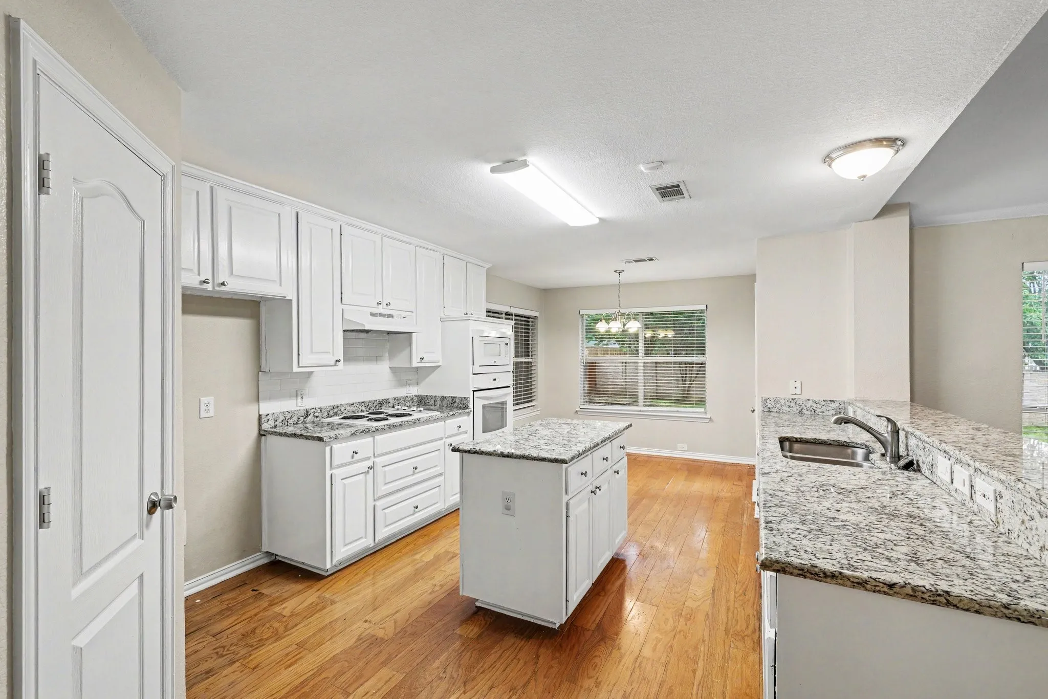 Single Family Residence For Sale in Denton County , 612 Alpine Cove, Flower Mound, Texas 75028, 4 Bedroom, 2 Bathroom, 2 Garage spaces, 2,211 Sqft, built in 1997, mls#21278374, Real Estate Agent in Flower Mound, Homes For Sale in Denton county, Homes For Sale in Flower Mound, Realtor in Flower Mound Texas, Real Estate Brokerage Independent Realty Texas, Luminita Cordes Realtor