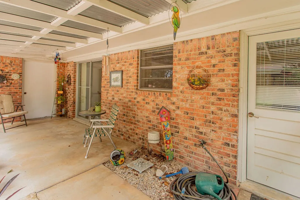 Single Family Residence For Sale in Smith County , 324 Texas Drive, Hideaway, Texas 75771, 3 Bedrooms, 2 Bathrooms, Garage spaces, 1,448 Sqft, built in 1970, Price $265,000, mls#21278259, Real Estate Agent in Hideaway, Homes For Sale in Smith county, Homes For Sale in Hideaway, Realtor in Hideaway Texas, Real Estate Brokerage Independent Realty Texas, Luminita Cordes Realtor