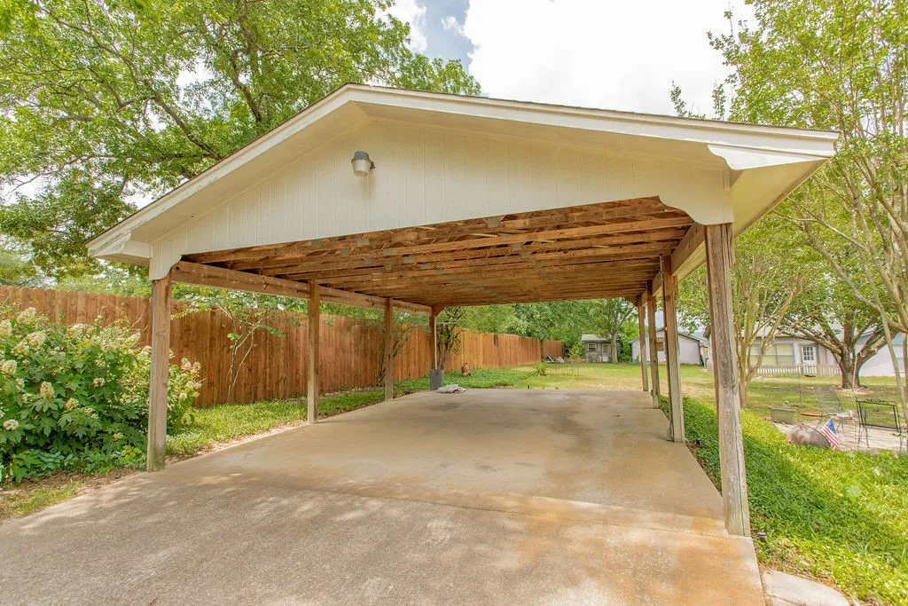 Single Family Residence For Sale in Smith County , 324 Texas Drive, Hideaway, Texas 75771, 3 Bedrooms, 2 Bathrooms, Garage spaces, 1,448 Sqft, built in 1970, Price $265,000, mls#21278259, Real Estate Agent in Hideaway, Homes For Sale in Smith county, Homes For Sale in Hideaway, Realtor in Hideaway Texas, Real Estate Brokerage Independent Realty Texas, Luminita Cordes Realtor