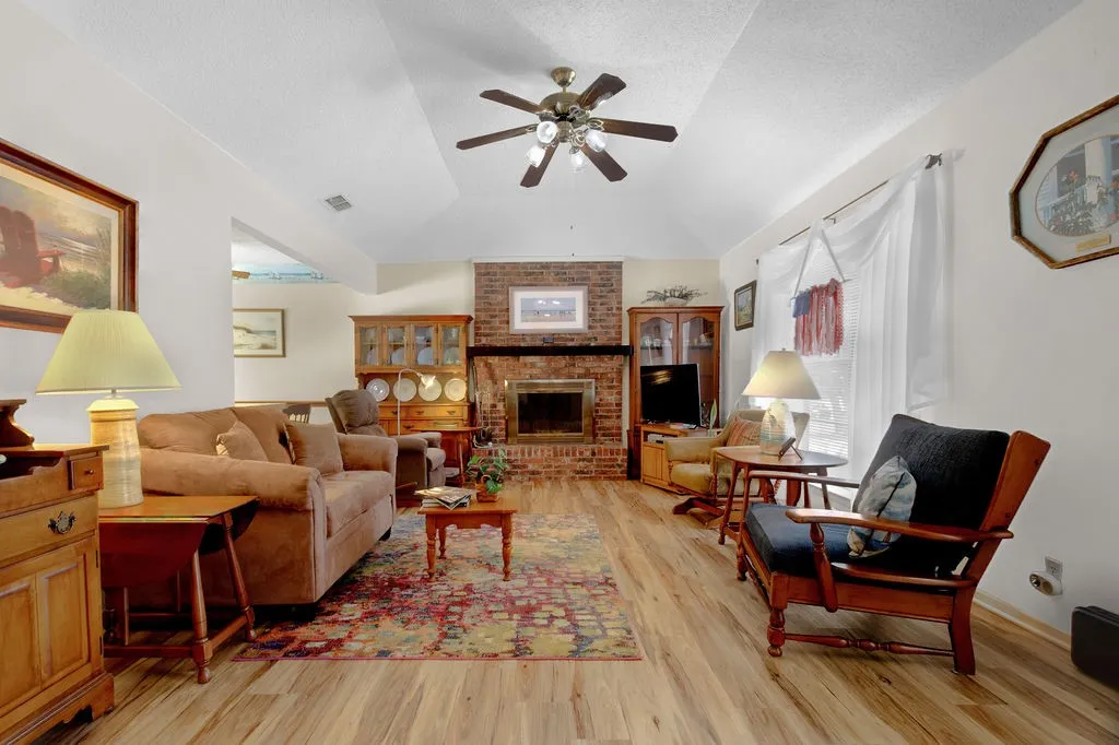 Single Family Residence For Sale in Smith County , 324 Texas Drive, Hideaway, Texas 75771, 3 Bedrooms, 2 Bathrooms, Garage spaces, 1,448 Sqft, built in 1970, Price $265,000, mls#21278259, Real Estate Agent in Hideaway, Homes For Sale in Smith county, Homes For Sale in Hideaway, Realtor in Hideaway Texas, Real Estate Brokerage Independent Realty Texas, Luminita Cordes Realtor