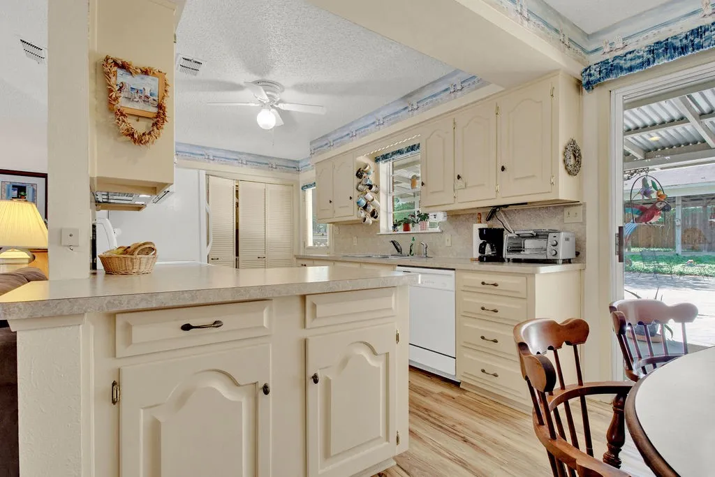 Single Family Residence For Sale in Smith County , 324 Texas Drive, Hideaway, Texas 75771, 3 Bedrooms, 2 Bathrooms, Garage spaces, 1,448 Sqft, built in 1970, Price $265,000, mls#21278259, Real Estate Agent in Hideaway, Homes For Sale in Smith county, Homes For Sale in Hideaway, Realtor in Hideaway Texas, Real Estate Brokerage Independent Realty Texas, Luminita Cordes Realtor