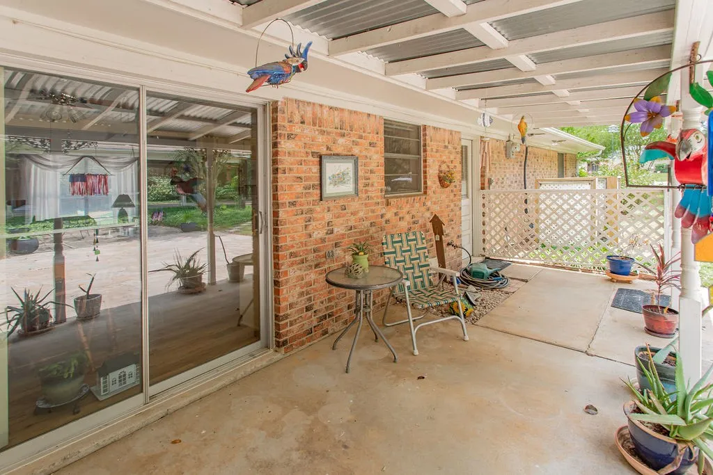 Single Family Residence For Sale in Smith County , 324 Texas Drive, Hideaway, Texas 75771, 3 Bedrooms, 2 Bathrooms, Garage spaces, 1,448 Sqft, built in 1970, Price $265,000, mls#21278259, Real Estate Agent in Hideaway, Homes For Sale in Smith county, Homes For Sale in Hideaway, Realtor in Hideaway Texas, Real Estate Brokerage Independent Realty Texas, Luminita Cordes Realtor