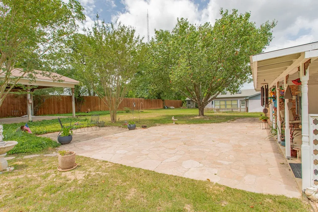 Single Family Residence For Sale in Smith County , 324 Texas Drive, Hideaway, Texas 75771, 3 Bedrooms, 2 Bathrooms, Garage spaces, 1,448 Sqft, built in 1970, Price $265,000, mls#21278259, Real Estate Agent in Hideaway, Homes For Sale in Smith county, Homes For Sale in Hideaway, Realtor in Hideaway Texas, Real Estate Brokerage Independent Realty Texas, Luminita Cordes Realtor