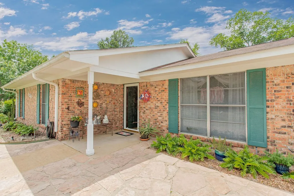 Single Family Residence For Sale in Smith County , 324 Texas Drive, Hideaway, Texas 75771, 3 Bedrooms, 2 Bathrooms, Garage spaces, 1,448 Sqft, built in 1970, Price $265,000, mls#21278259, Real Estate Agent in Hideaway, Homes For Sale in Smith county, Homes For Sale in Hideaway, Realtor in Hideaway Texas, Real Estate Brokerage Independent Realty Texas, Luminita Cordes Realtor