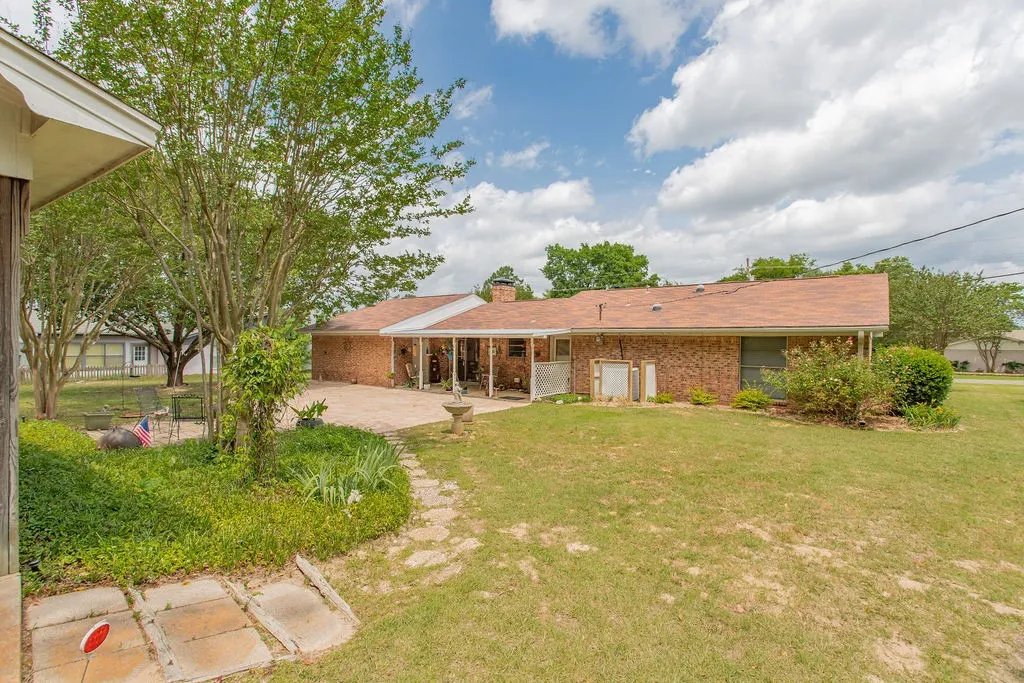 Single Family Residence For Sale in Smith County , 324 Texas Drive, Hideaway, Texas 75771, 3 Bedrooms, 2 Bathrooms, Garage spaces, 1,448 Sqft, built in 1970, Price $265,000, mls#21278259, Real Estate Agent in Hideaway, Homes For Sale in Smith county, Homes For Sale in Hideaway, Realtor in Hideaway Texas, Real Estate Brokerage Independent Realty Texas, Luminita Cordes Realtor