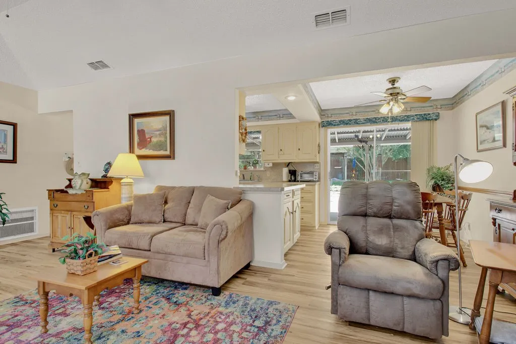 Single Family Residence For Sale in Smith County , 324 Texas Drive, Hideaway, Texas 75771, 3 Bedrooms, 2 Bathrooms, Garage spaces, 1,448 Sqft, built in 1970, Price $265,000, mls#21278259, Real Estate Agent in Hideaway, Homes For Sale in Smith county, Homes For Sale in Hideaway, Realtor in Hideaway Texas, Real Estate Brokerage Independent Realty Texas, Luminita Cordes Realtor
