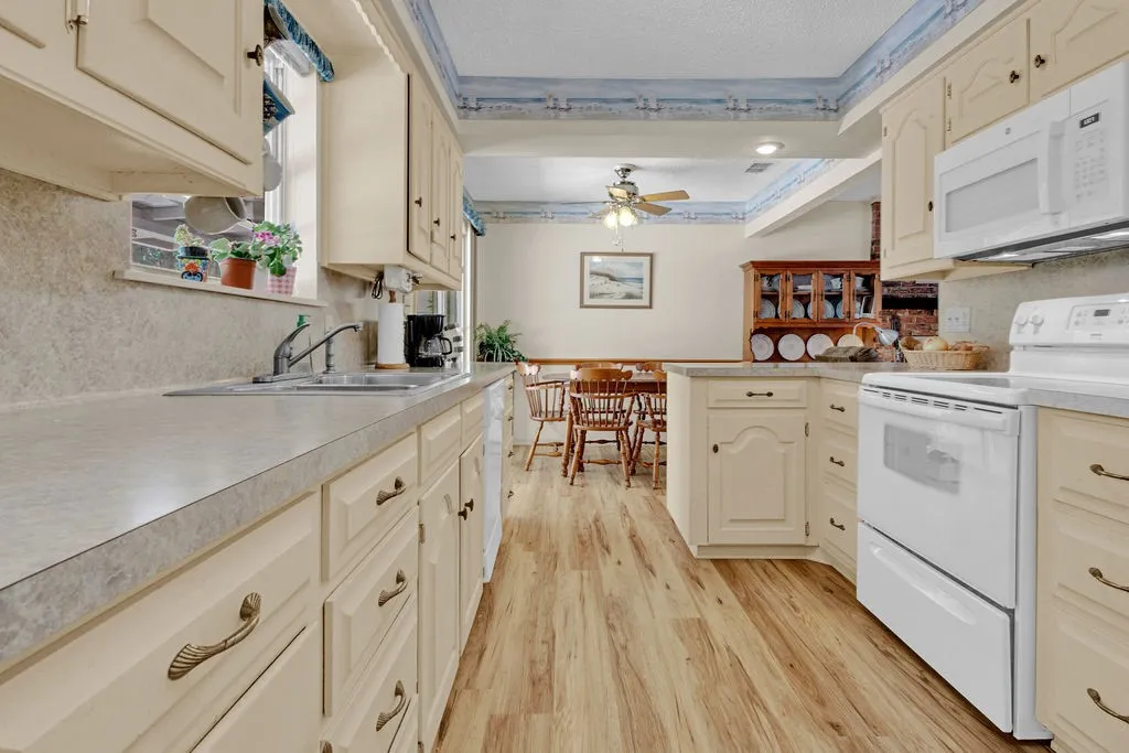 Single Family Residence For Sale in Smith County , 324 Texas Drive, Hideaway, Texas 75771, 3 Bedrooms, 2 Bathrooms, Garage spaces, 1,448 Sqft, built in 1970, Price $265,000, mls#21278259, Real Estate Agent in Hideaway, Homes For Sale in Smith county, Homes For Sale in Hideaway, Realtor in Hideaway Texas, Real Estate Brokerage Independent Realty Texas, Luminita Cordes Realtor