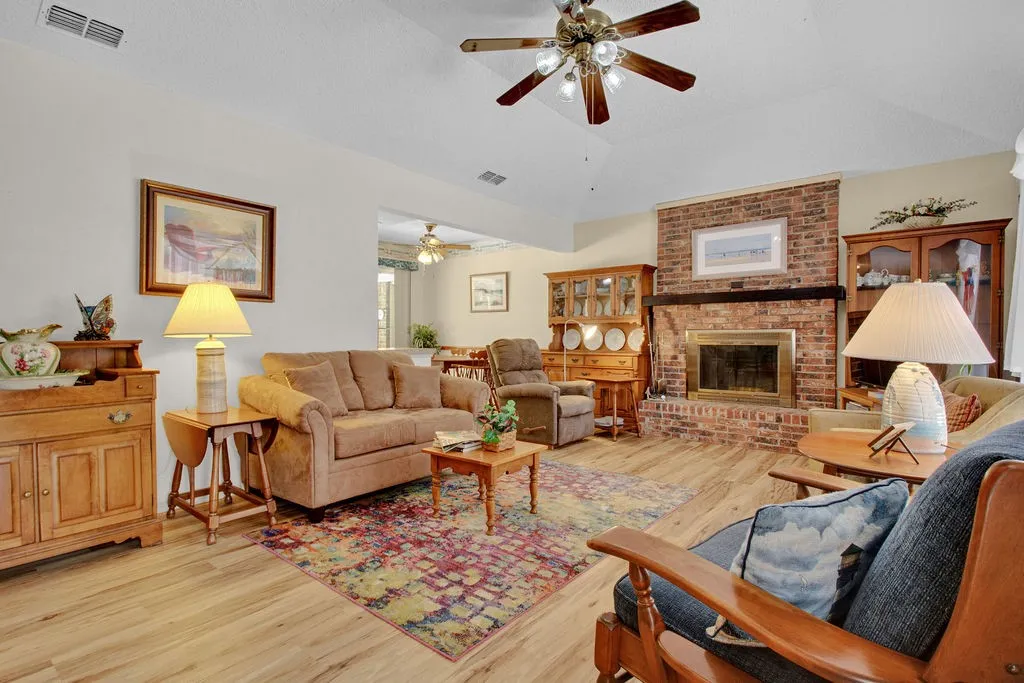 Single Family Residence For Sale in Smith County , 324 Texas Drive, Hideaway, Texas 75771, 3 Bedrooms, 2 Bathrooms, Garage spaces, 1,448 Sqft, built in 1970, Price $265,000, mls#21278259, Real Estate Agent in Hideaway, Homes For Sale in Smith county, Homes For Sale in Hideaway, Realtor in Hideaway Texas, Real Estate Brokerage Independent Realty Texas, Luminita Cordes Realtor