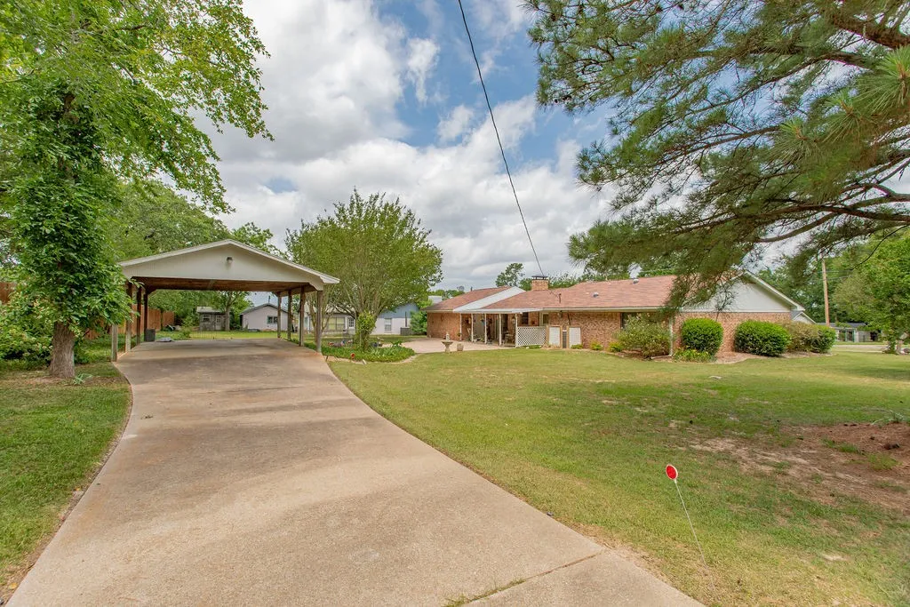 Single Family Residence For Sale in Smith County , 324 Texas Drive, Hideaway, Texas 75771, 3 Bedrooms, 2 Bathrooms, Garage spaces, 1,448 Sqft, built in 1970, Price $265,000, mls#21278259, Real Estate Agent in Hideaway, Homes For Sale in Smith county, Homes For Sale in Hideaway, Realtor in Hideaway Texas, Real Estate Brokerage Independent Realty Texas, Luminita Cordes Realtor