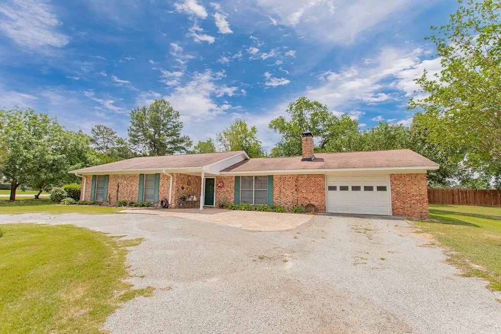 Single Family Residence For Sale in Smith County , 324 Texas Drive, Hideaway, Texas 75771, 3 Bedrooms, 2 Bathrooms, Garage spaces, 1,448 Sqft, built in 1970, Price $265,000, mls#21278259, Real Estate Agent in Hideaway, Homes For Sale in Smith county, Homes For Sale in Hideaway, Realtor in Hideaway Texas, Real Estate Brokerage Independent Realty Texas, Luminita Cordes Realtor