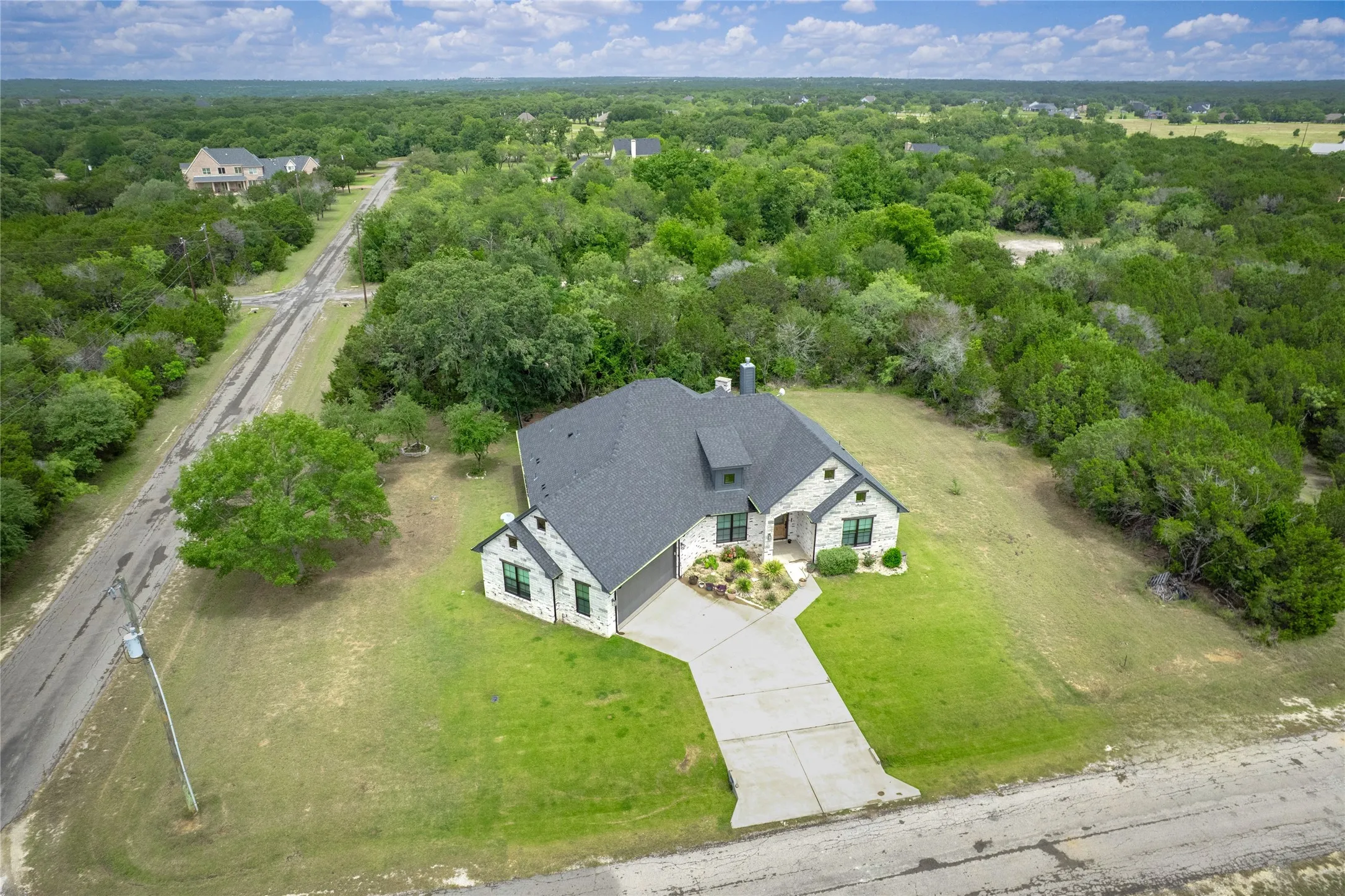 Single Family Residence For Sale in Hill County , 18107 Forrest Drive, Whitney, Texas 76692, 3 Bedroom, 4 Bathroom, 2 Garage spaces, 2,415 Sqft, built in 2022, mls#21275133, Real Estate Agent in Whitney, Homes For Sale in Hill county, Homes For Sale in Whitney, Realtor in Whitney Texas, Real Estate Brokerage Independent Realty Texas, Luminita Cordes Realtor