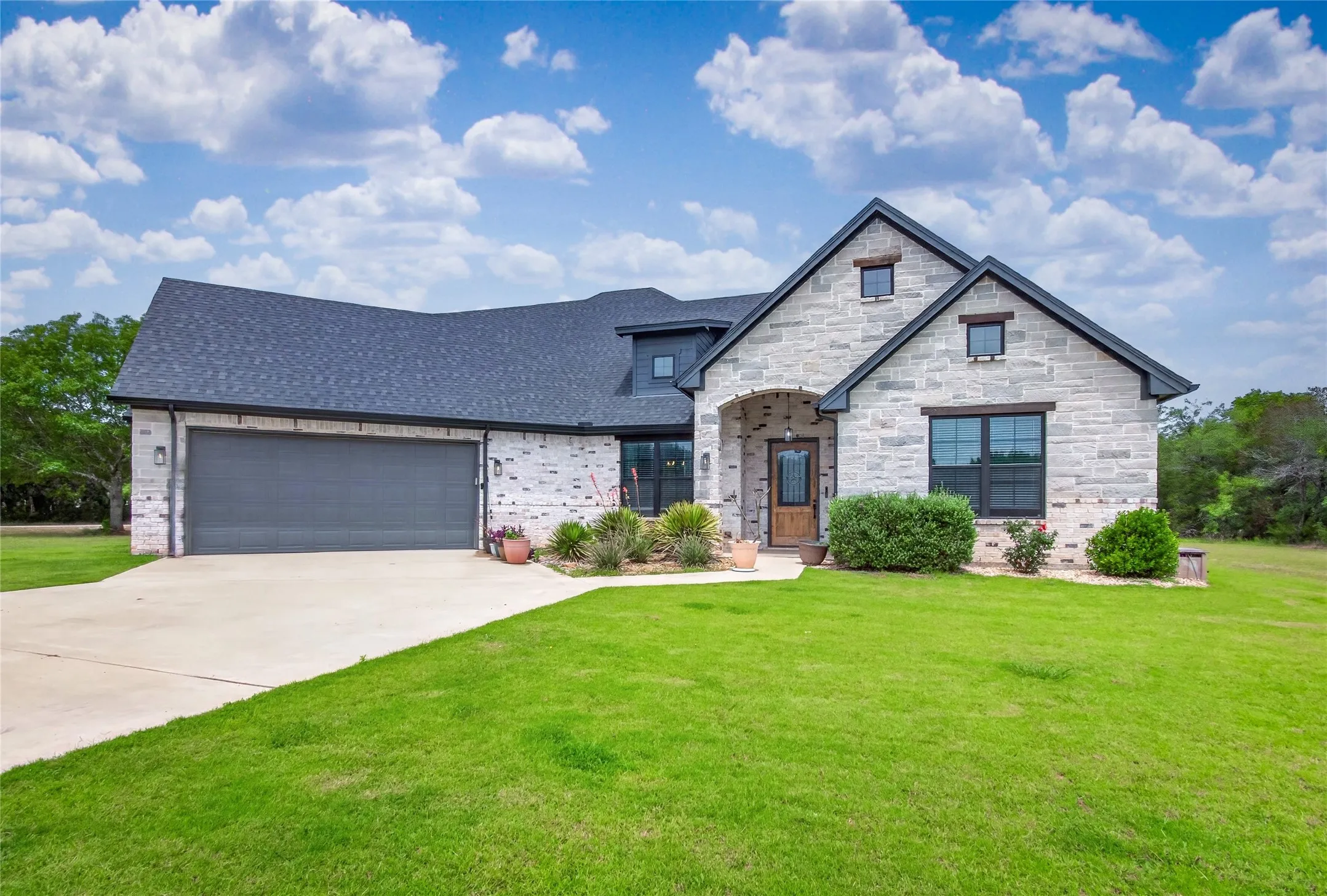 Single Family Residence For Sale in Hill County , 18107 Forrest Drive, Whitney, Texas 76692, 3 Bedroom, 4 Bathroom, 2 Garage spaces, 2,415 Sqft, built in 2022, mls#21275133, Real Estate Agent in Whitney, Homes For Sale in Hill county, Homes For Sale in Whitney, Realtor in Whitney Texas, Real Estate Brokerage Independent Realty Texas, Luminita Cordes Realtor