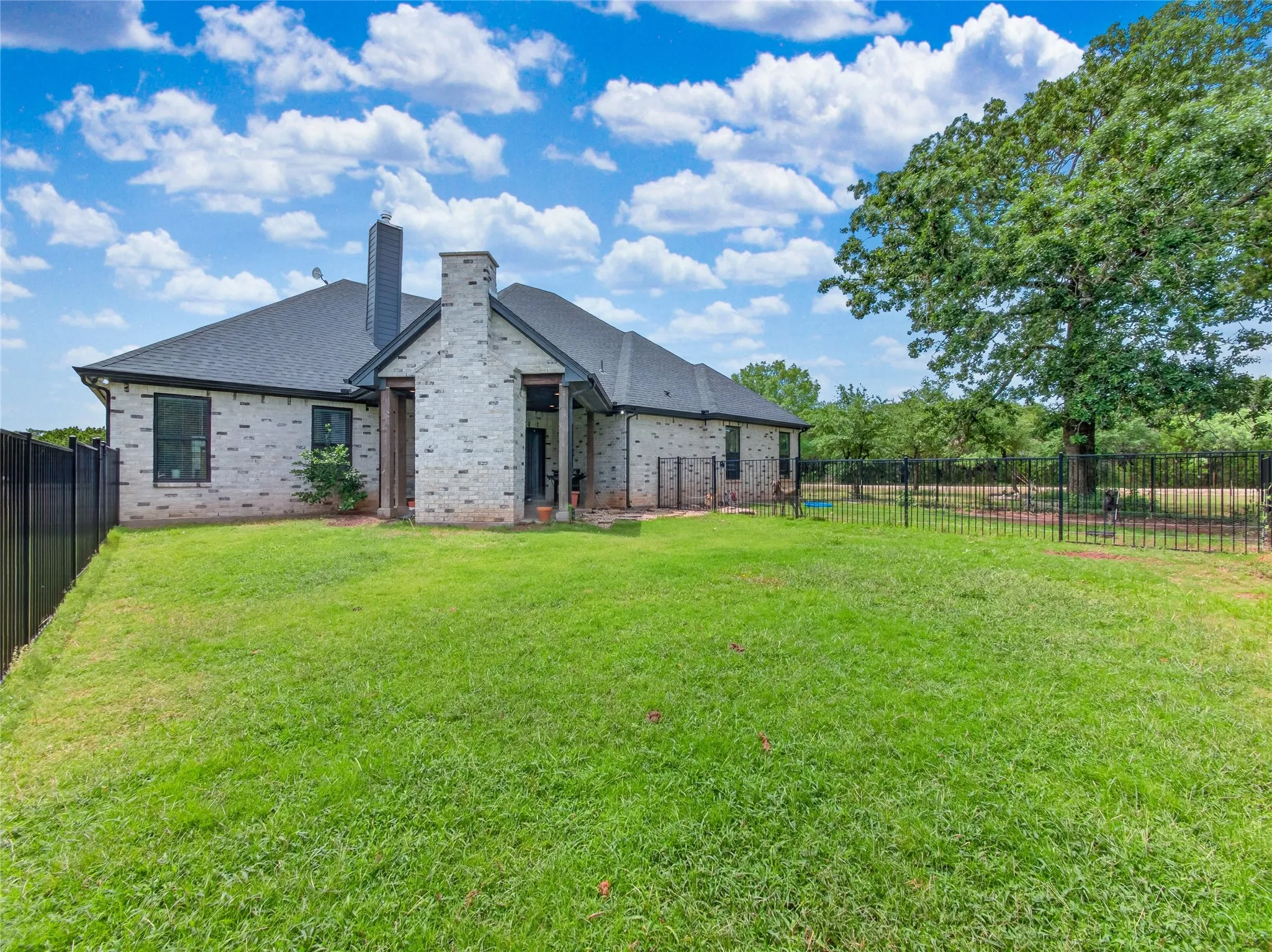 Single Family Residence For Sale in Hill County , 18107 Forrest Drive, Whitney, Texas 76692, 3 Bedroom, 4 Bathroom, 2 Garage spaces, 2,415 Sqft, built in 2022, mls#21275133, Real Estate Agent in Whitney, Homes For Sale in Hill county, Homes For Sale in Whitney, Realtor in Whitney Texas, Real Estate Brokerage Independent Realty Texas, Luminita Cordes Realtor