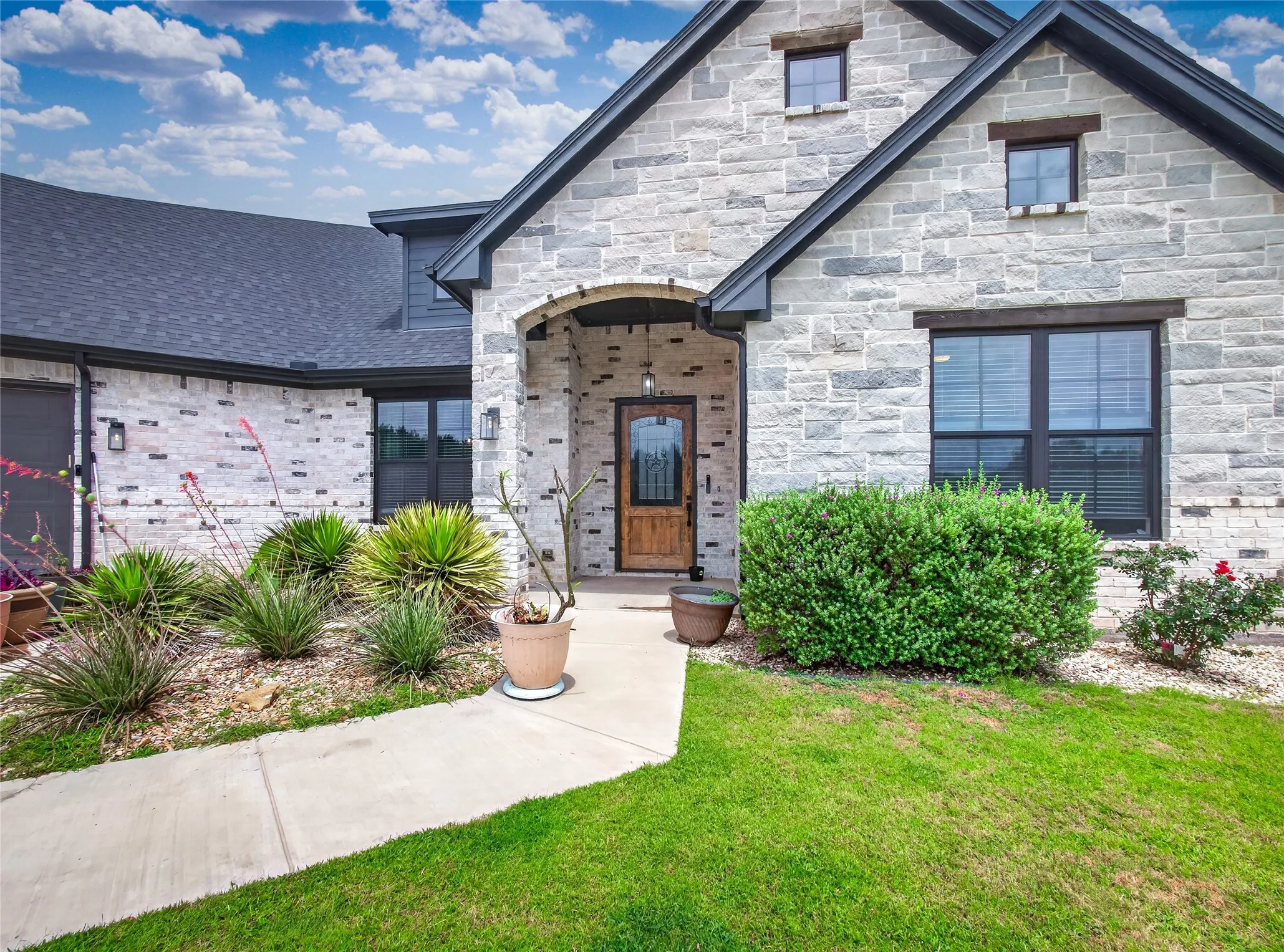 Single Family Residence For Sale in Hill County , 18107 Forrest Drive, Whitney, Texas 76692, 3 Bedroom, 4 Bathroom, 2 Garage spaces, 2,415 Sqft, built in 2022, mls#21275133, Real Estate Agent in Whitney, Homes For Sale in Hill county, Homes For Sale in Whitney, Realtor in Whitney Texas, Real Estate Brokerage Independent Realty Texas, Luminita Cordes Realtor