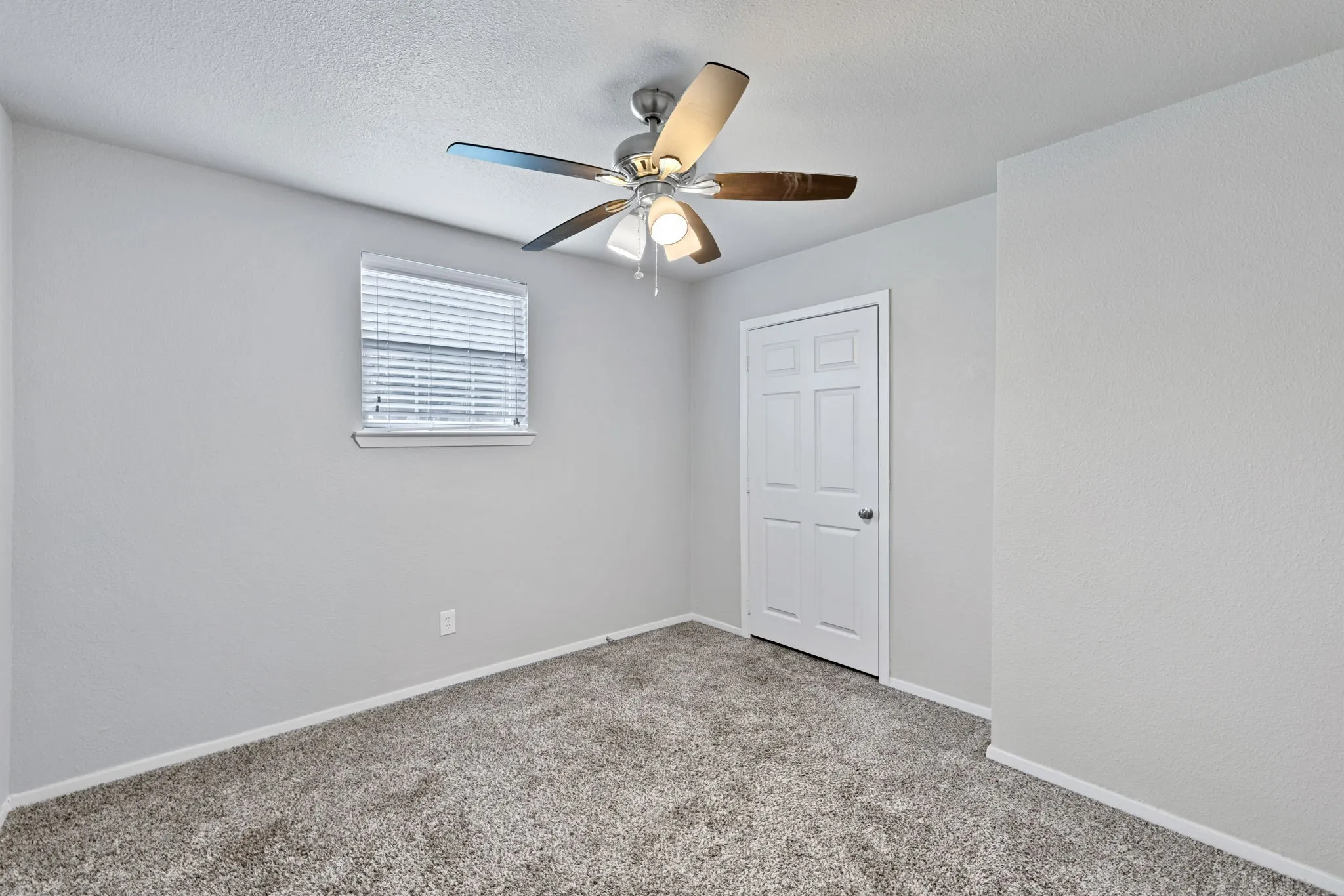 Single Family Residence For Sale in Denton County , 105 Alice Drive, Little Elm, Texas 75068, 3 Bedroom, 2 Bathroom, Garage spaces, 1,595 Sqft, built in 1988, mls#21277339, Real Estate Agent in Little Elm, Homes For Sale in Denton county, Homes For Sale in Little Elm, Realtor in Little Elm Texas, Real Estate Brokerage Independent Realty Texas, Luminita Cordes Realtor