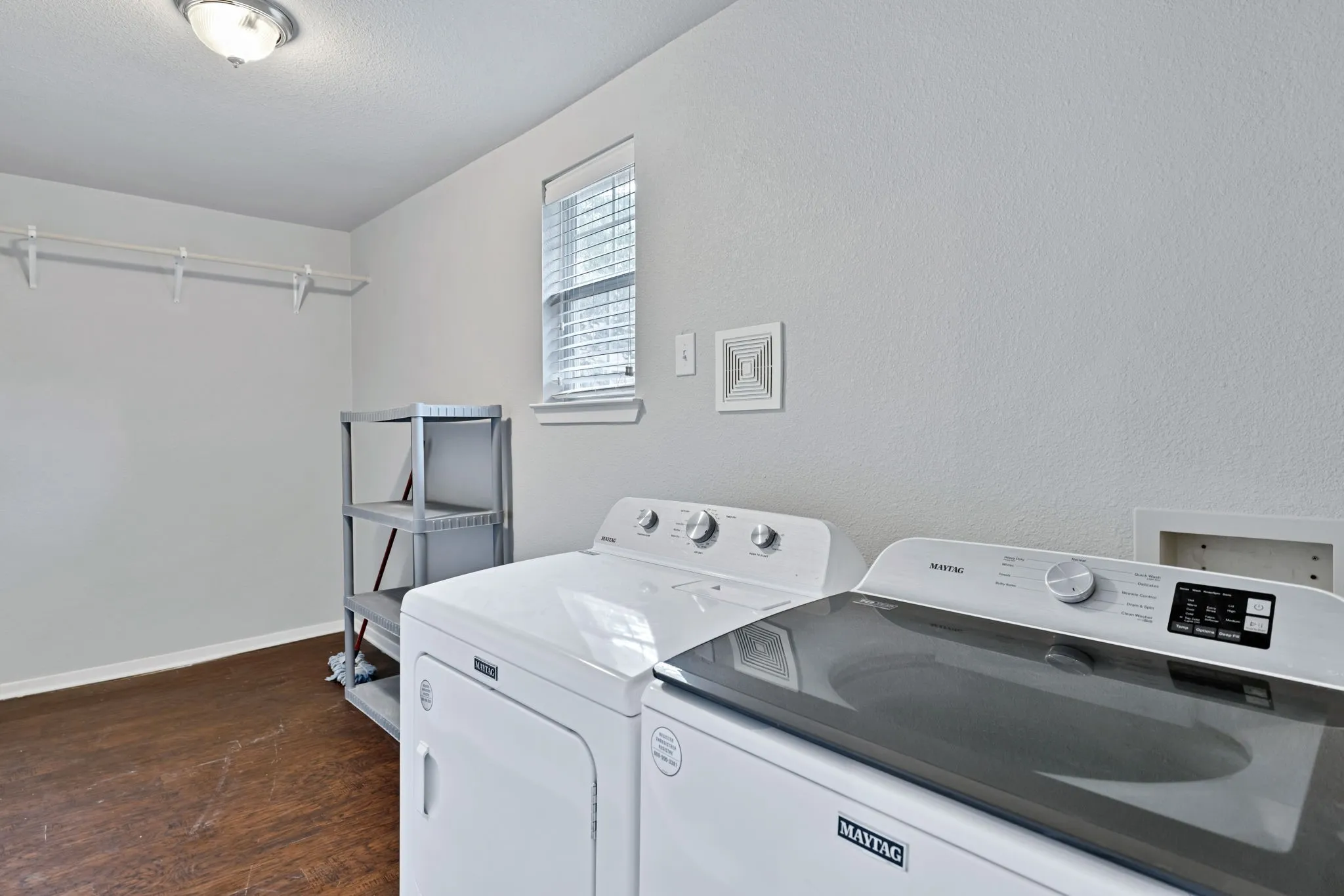 Single Family Residence For Sale in Denton County , 105 Alice Drive, Little Elm, Texas 75068, 3 Bedroom, 2 Bathroom, Garage spaces, 1,595 Sqft, built in 1988, mls#21277339, Real Estate Agent in Little Elm, Homes For Sale in Denton county, Homes For Sale in Little Elm, Realtor in Little Elm Texas, Real Estate Brokerage Independent Realty Texas, Luminita Cordes Realtor