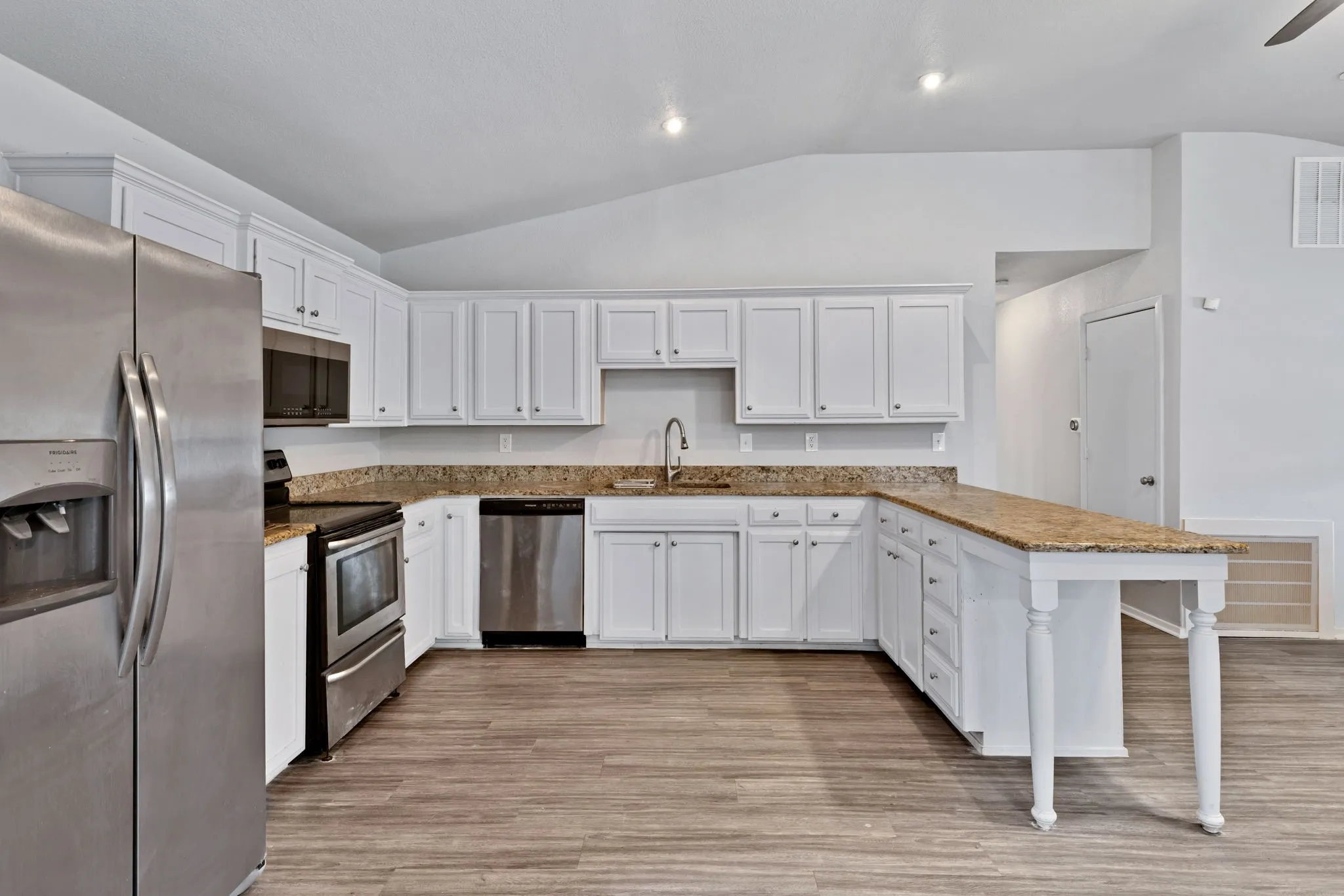 Single Family Residence For Sale in Denton County , 105 Alice Drive, Little Elm, Texas 75068, 3 Bedroom, 2 Bathroom, Garage spaces, 1,595 Sqft, built in 1988, mls#21277339, Real Estate Agent in Little Elm, Homes For Sale in Denton county, Homes For Sale in Little Elm, Realtor in Little Elm Texas, Real Estate Brokerage Independent Realty Texas, Luminita Cordes Realtor
