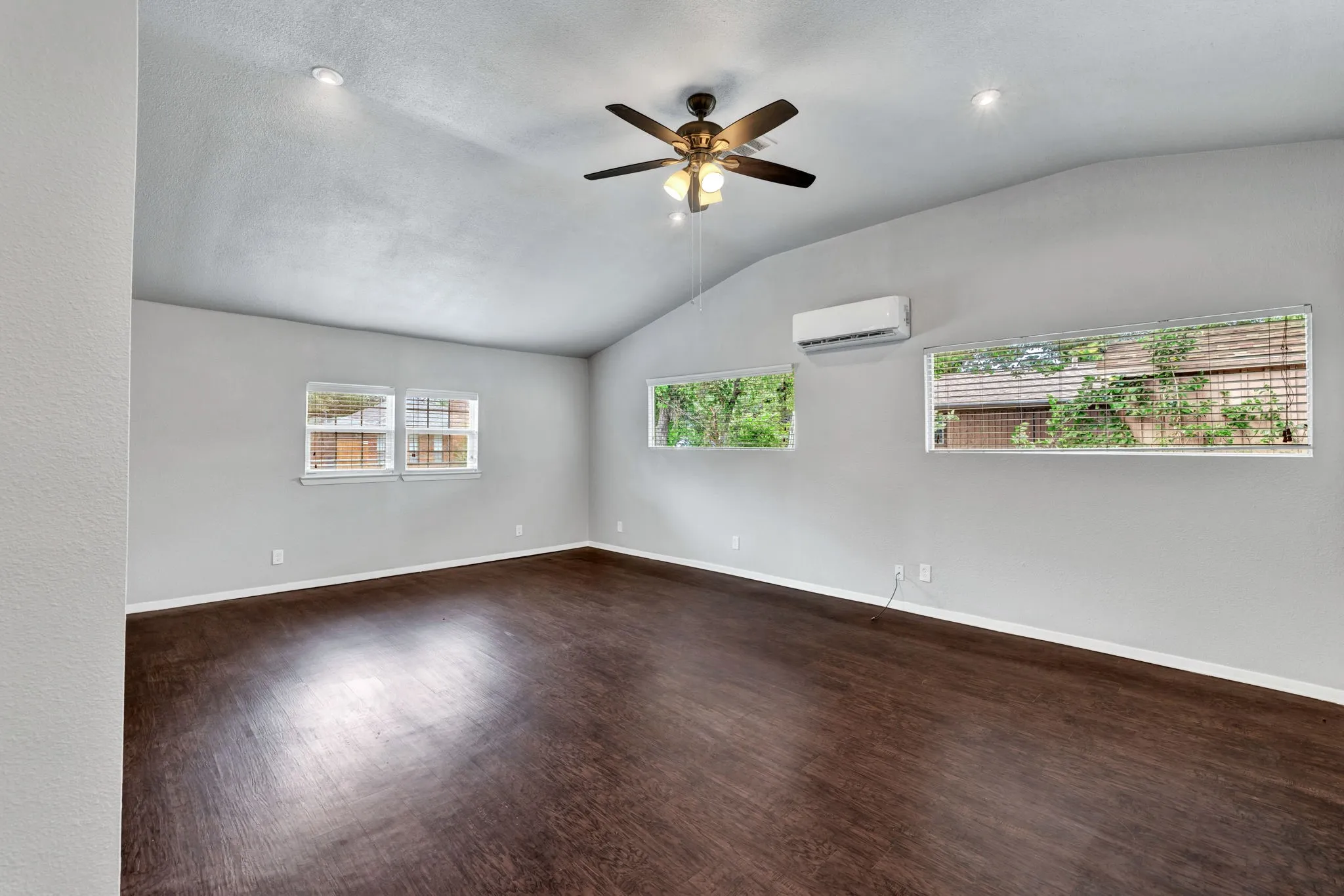 Single Family Residence For Sale in Denton County , 105 Alice Drive, Little Elm, Texas 75068, 3 Bedroom, 2 Bathroom, Garage spaces, 1,595 Sqft, built in 1988, mls#21277339, Real Estate Agent in Little Elm, Homes For Sale in Denton county, Homes For Sale in Little Elm, Realtor in Little Elm Texas, Real Estate Brokerage Independent Realty Texas, Luminita Cordes Realtor