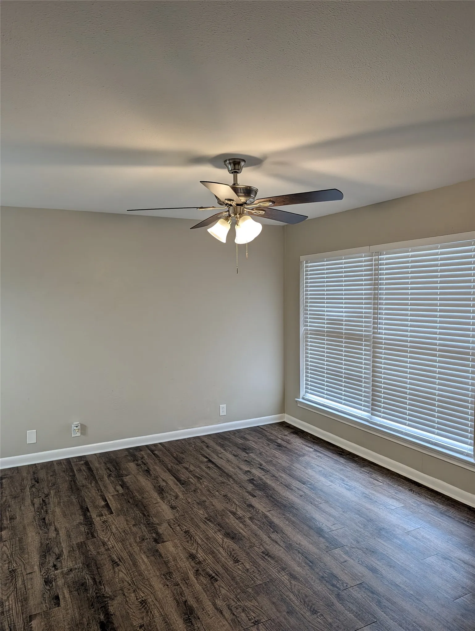 Single Family Residence For Rent in Tarrant County , 105 Dupont Circle, Fort Worth, Texas 76134, 3 Bedrooms, 2 Bathrooms, 1 Garage spaces, 1,236 Sqft, built in 1956, Price $1,850, mls#21278401, Real Estate Agent in Fort Worth, Homes For Rent in Tarrant county, Homes For Rent in Fort Worth, Realtor in Fort Worth Texas, Real Estate Brokerage Independent Realty Texas, Luminita Cordes Realtor